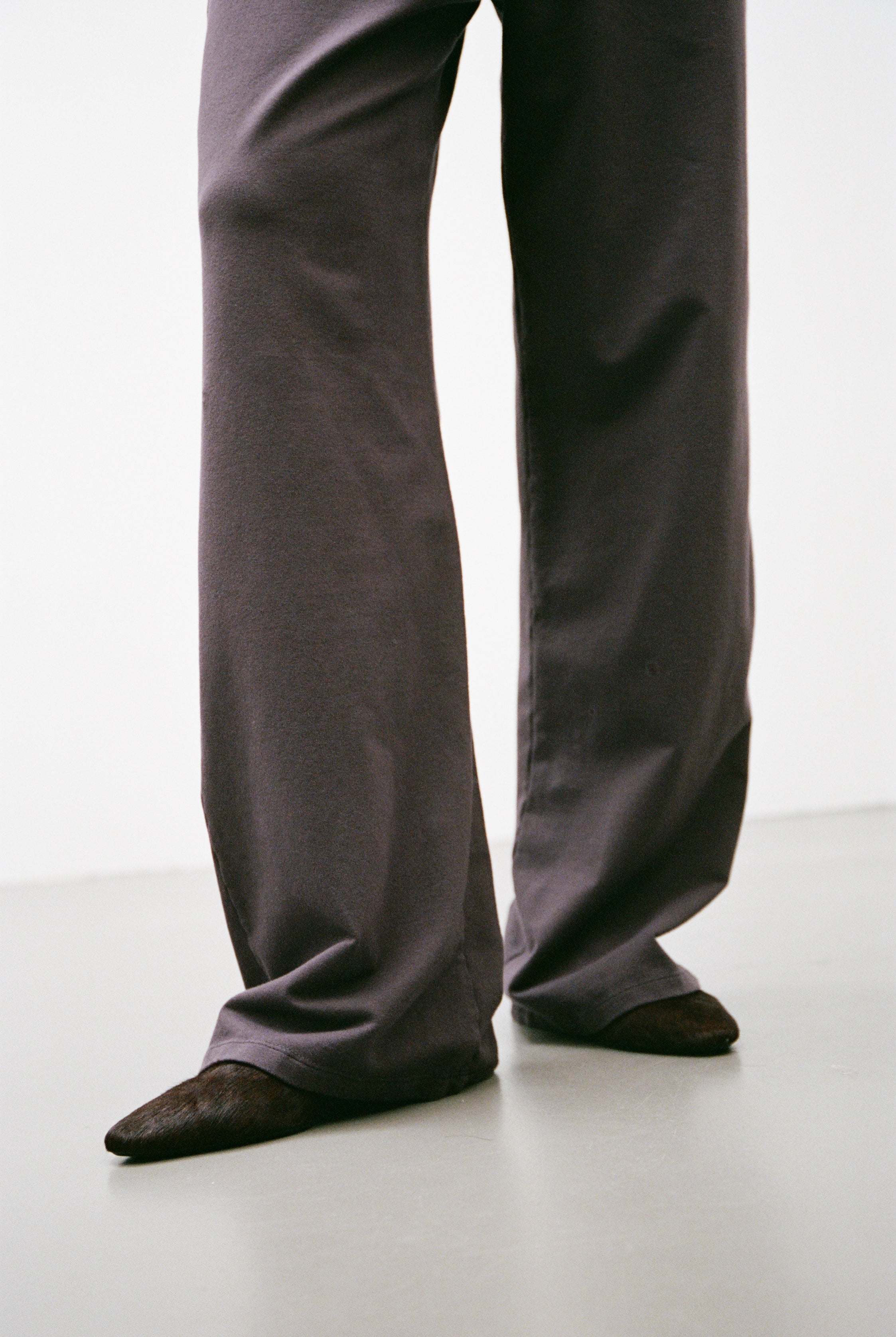 The Riley in Plum. 100% organic cotton babyfleece. GOTS certified. Shown on model.