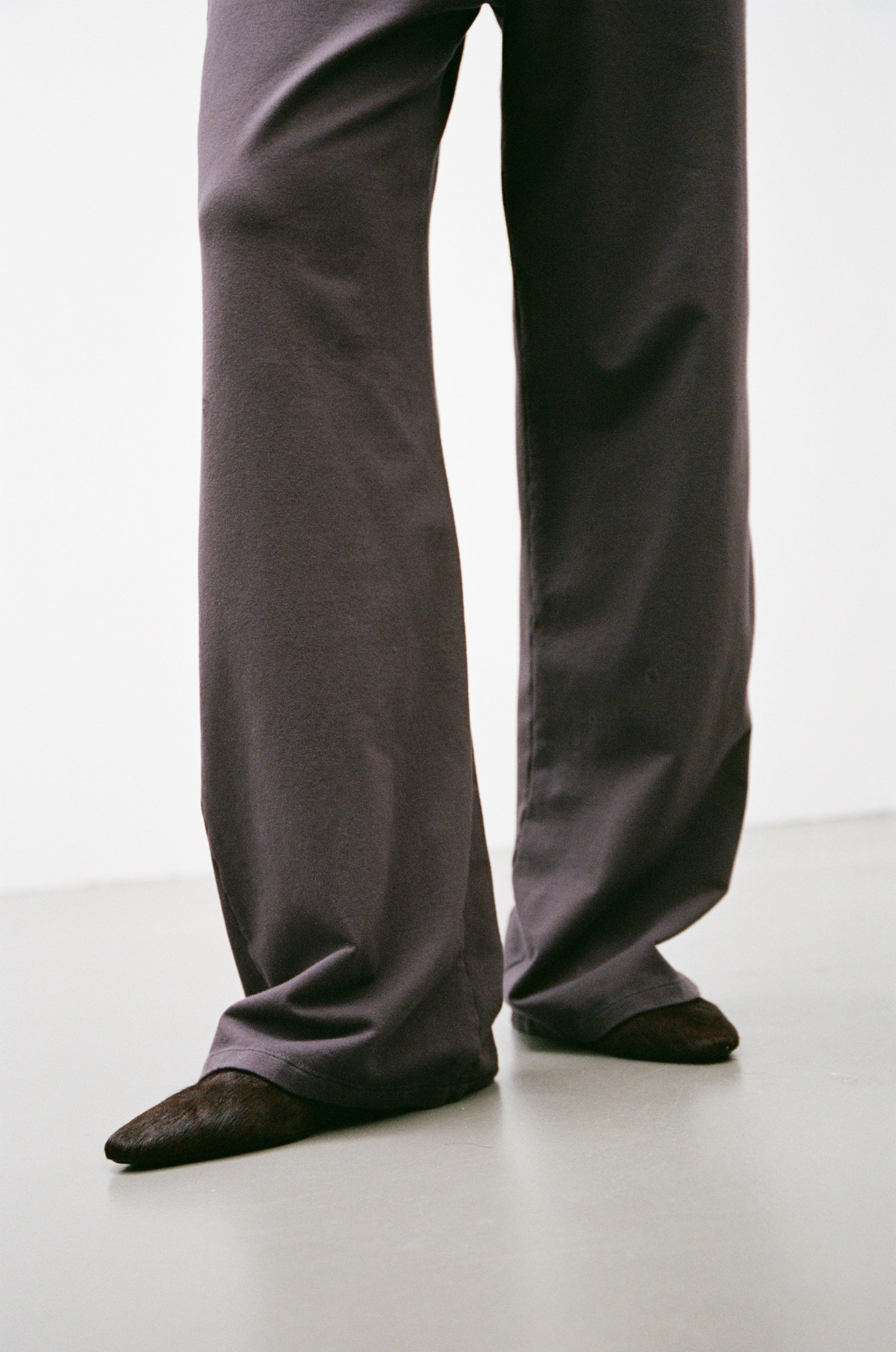 The Riley in Plum. 100% organic cotton babyfleece. GOTS certified. Shown on model.