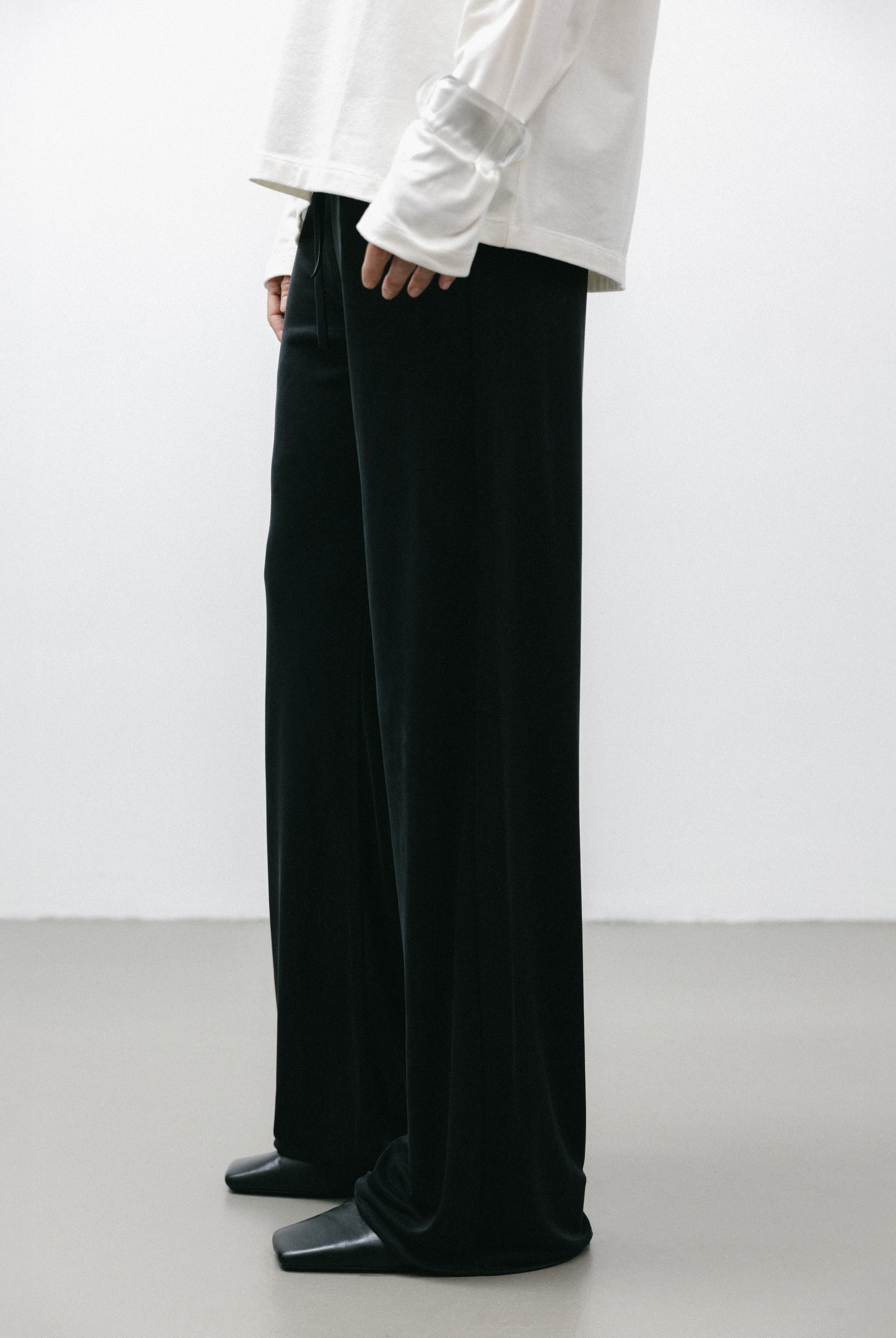 The Sam in Essential Black. 100% Lyocell. Shown on model with The Rose in Off-White.