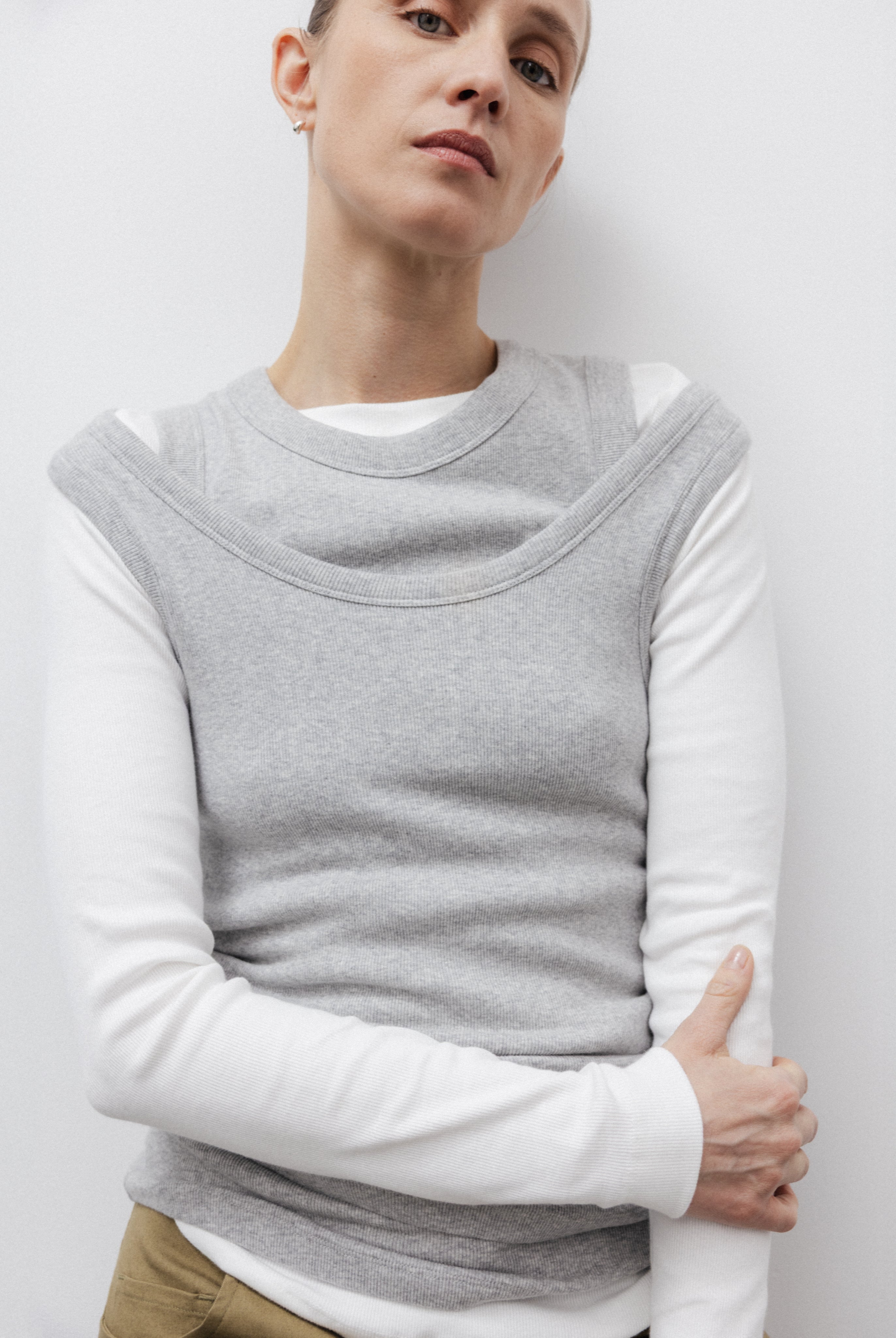 The Ella in Off-White. Crew-neck long sleeve. 95% organic cotton with 5% elastane. Front view. GOTS
Shown on model with The Rania & The Josie in Grey Melange.