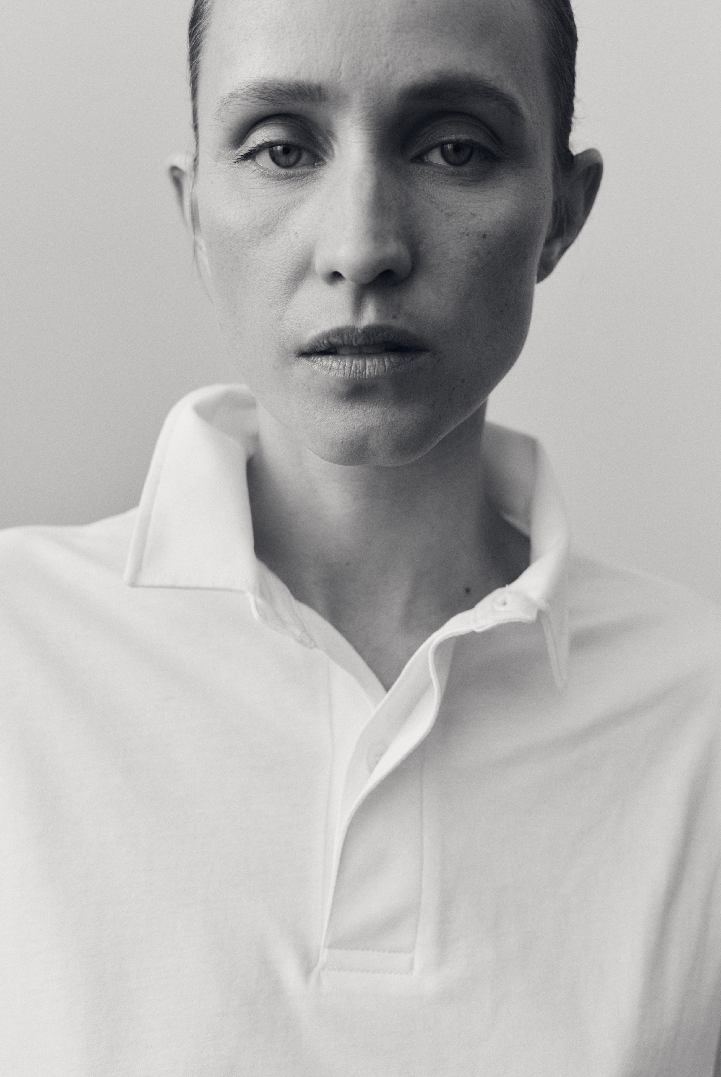 The Charlie in Crispy White. Polo long sleeve, 180 grams. 100% organic cotton. GOTS. Collar detail. Shown on model.