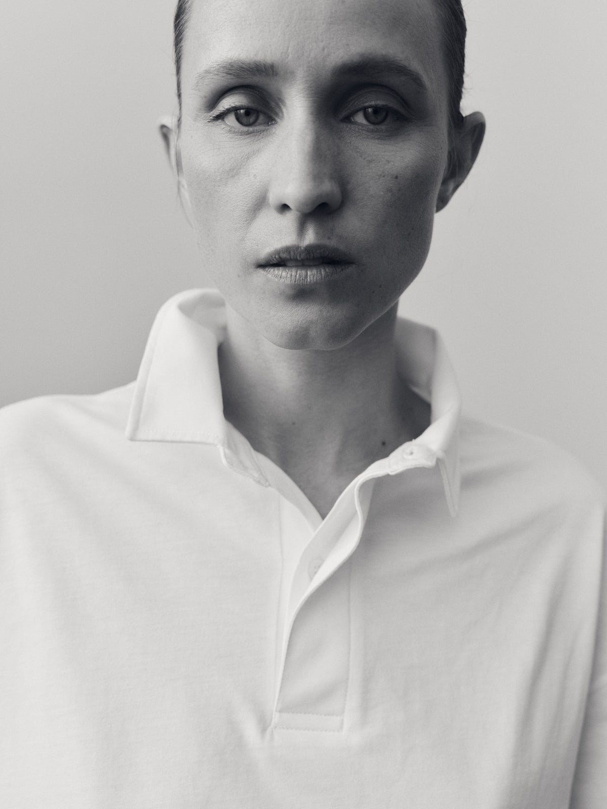 The Charlie in Crispy White. Polo long sleeve, 180 grams. 100% organic cotton. Collar detail. Shown on model.