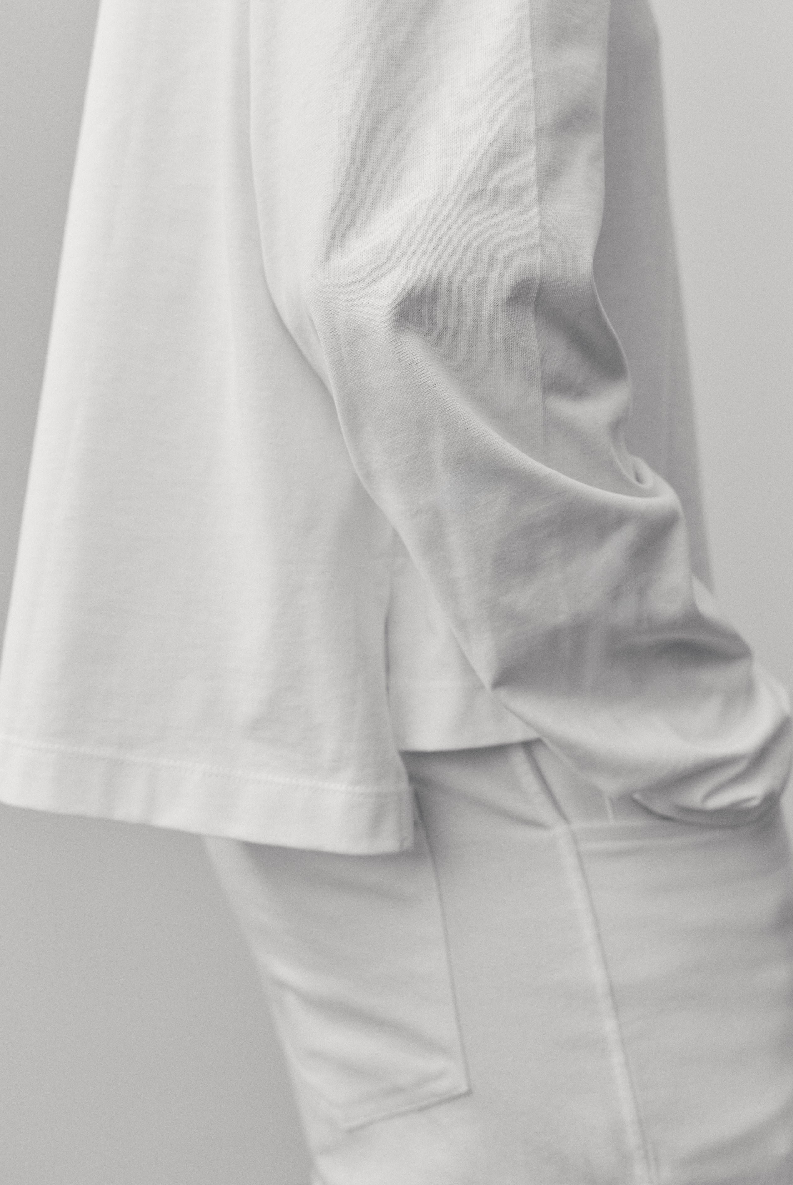 The Charlie in Crispy White. Polo long sleeve, 180 grams. 100% organic cotton. GOTS. Shown on model.