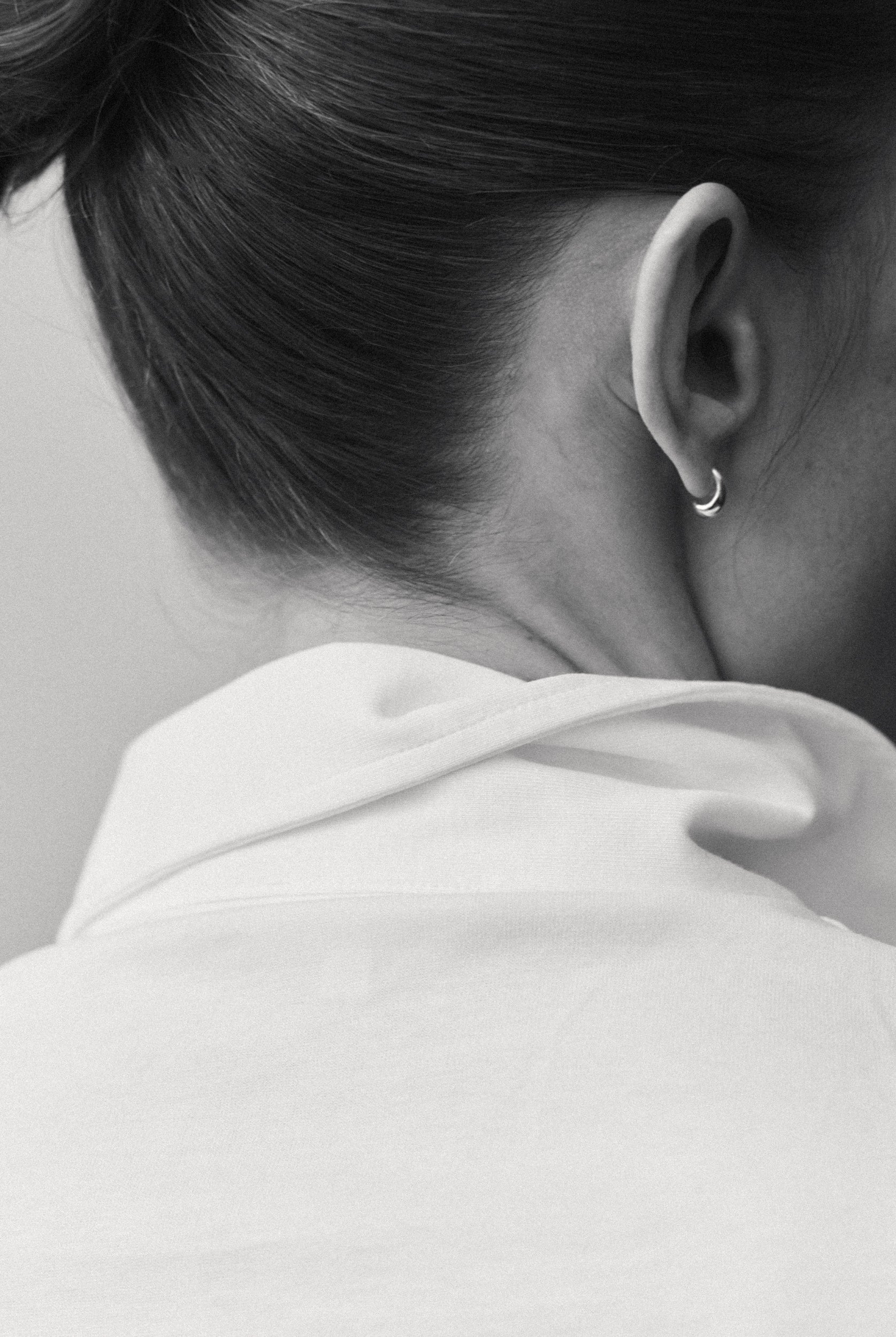 The Charlie in Crispy White. Polo long sleeve, 180 grams. 100% organic cotton. GOTS. Collar detail. Shown on model.