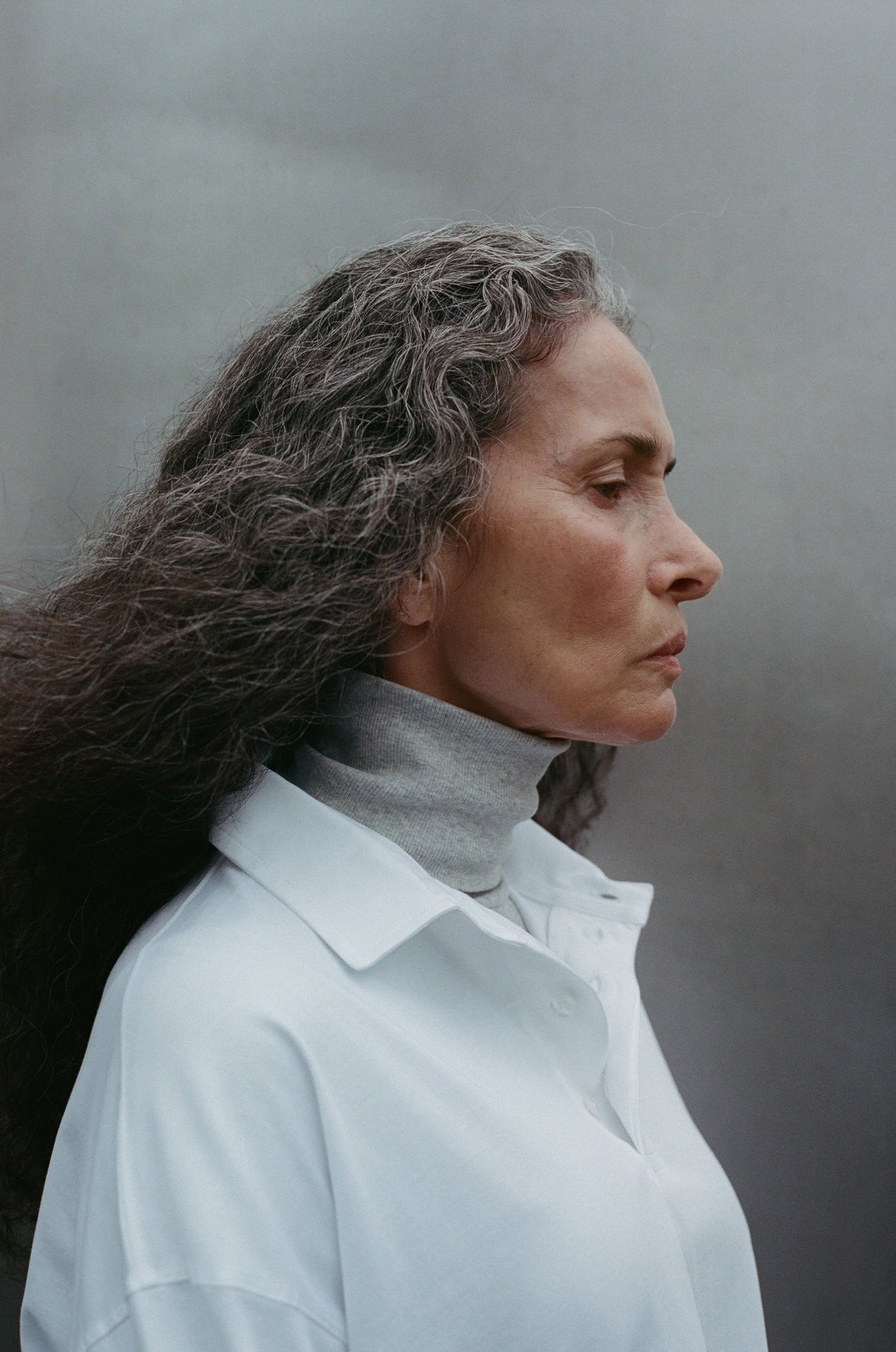 The Theresa in Grey Melange with The Charlie in Crispy White. Ribbed turtleneck, 95% organic cotton with 5% elastane. Shown on model.