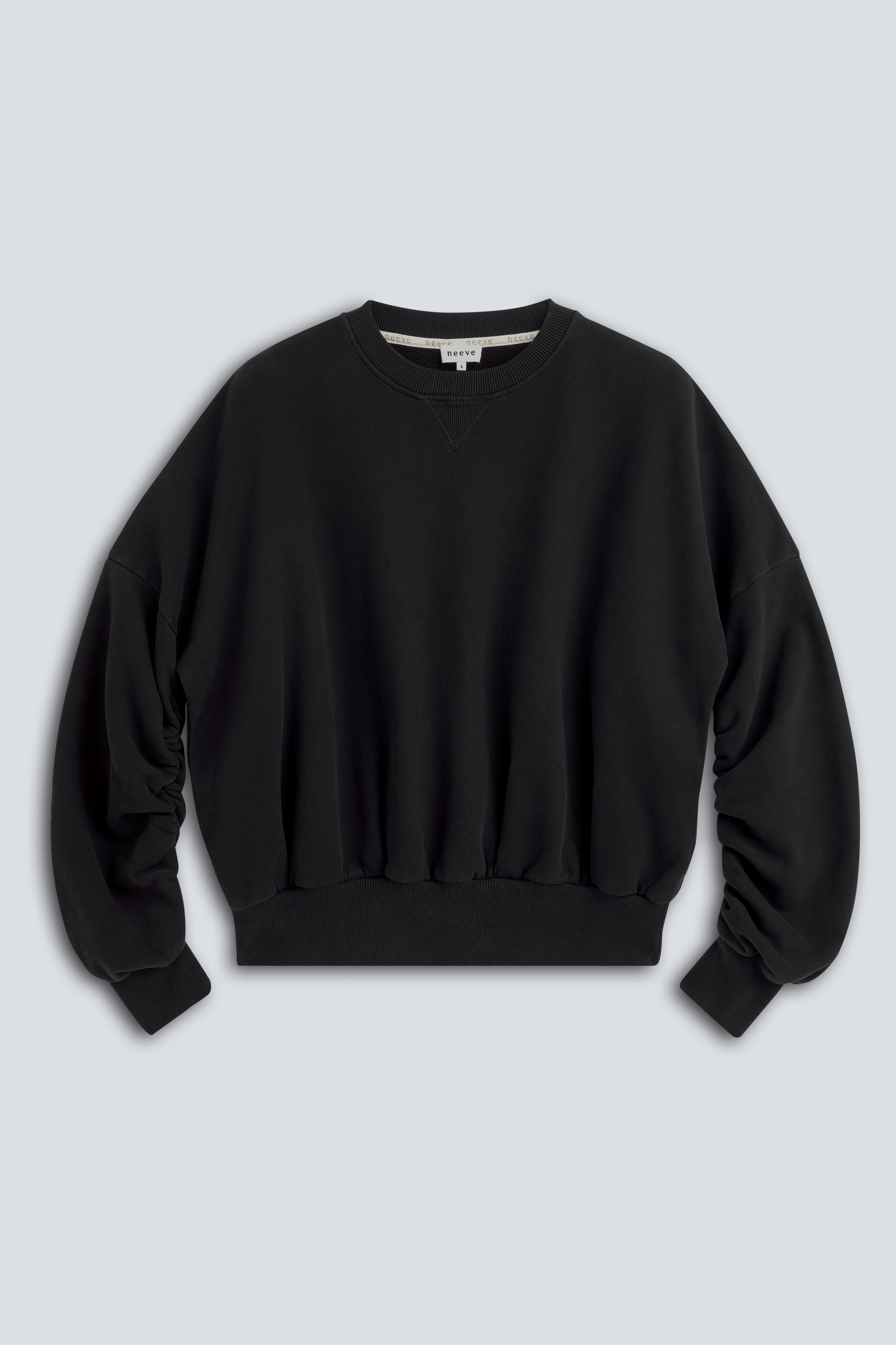 The Blake cropped sweatshirt essential black front view, 100% organic cotton fleece made in Portugal