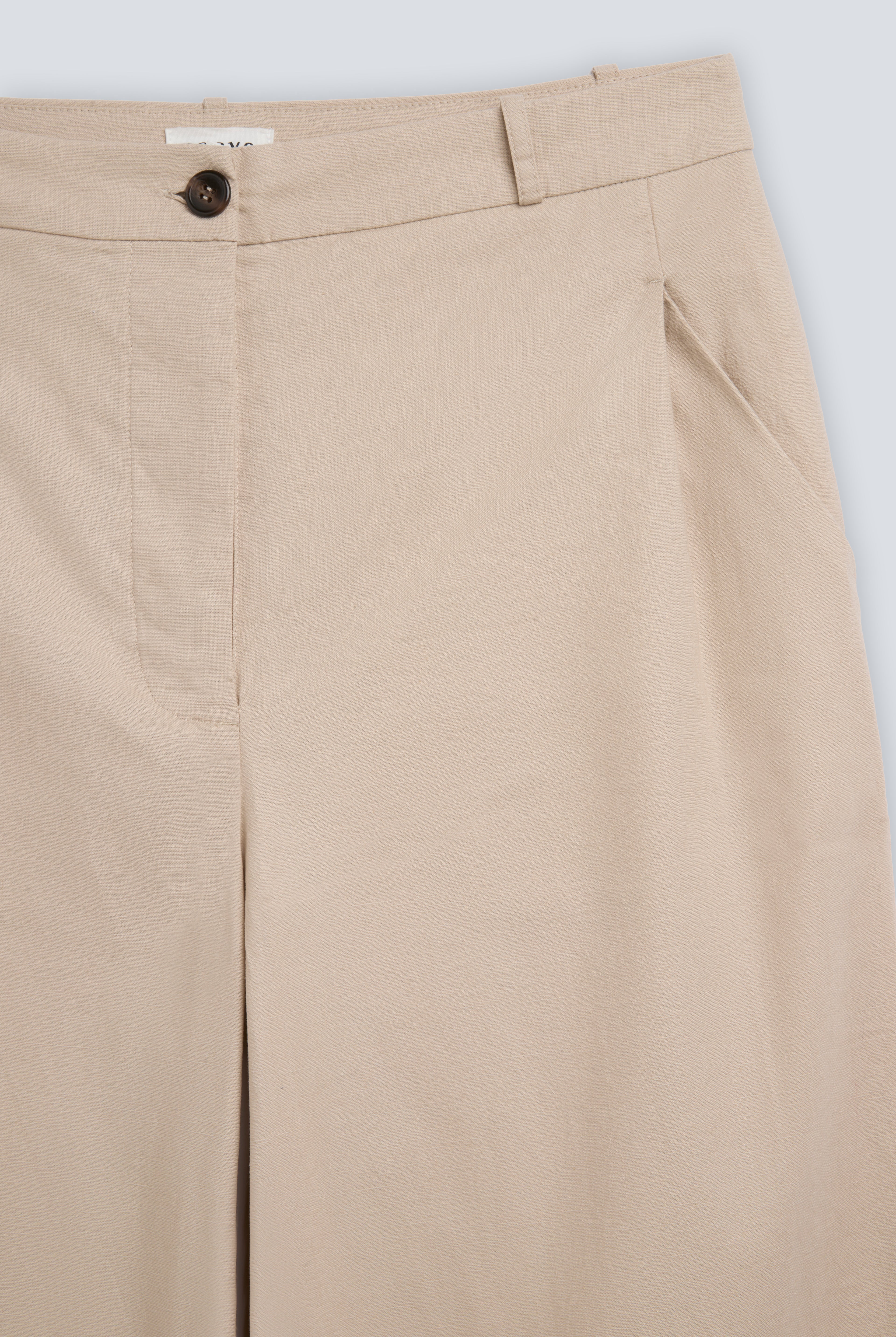 The Alex in Beige. 50% linen with 48% cotton with 2% elastane. Detail pocket front.