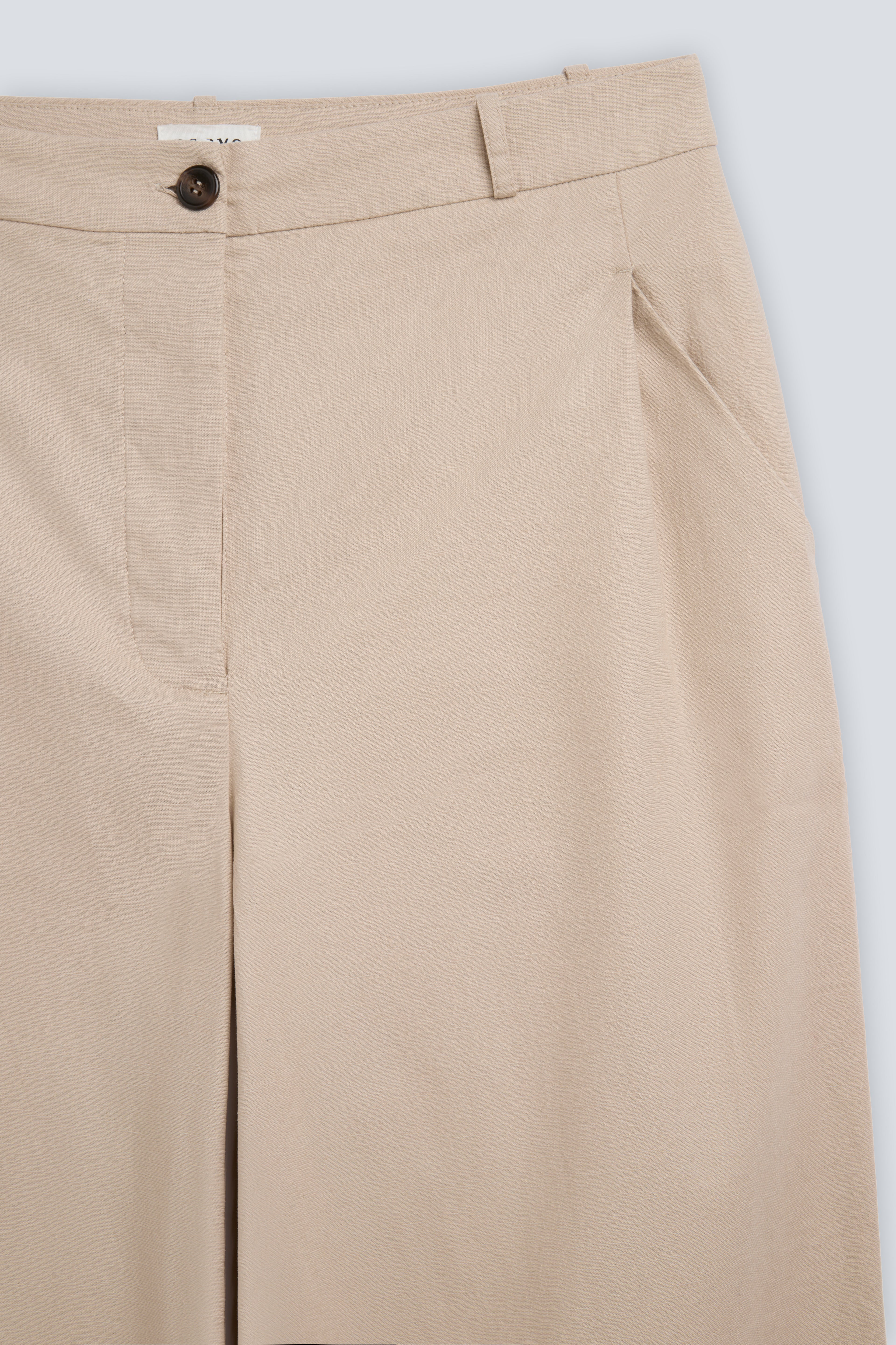 The Alex in Beige. 50% linen with 48% cotton with 2% elastane. Detail pocket front.