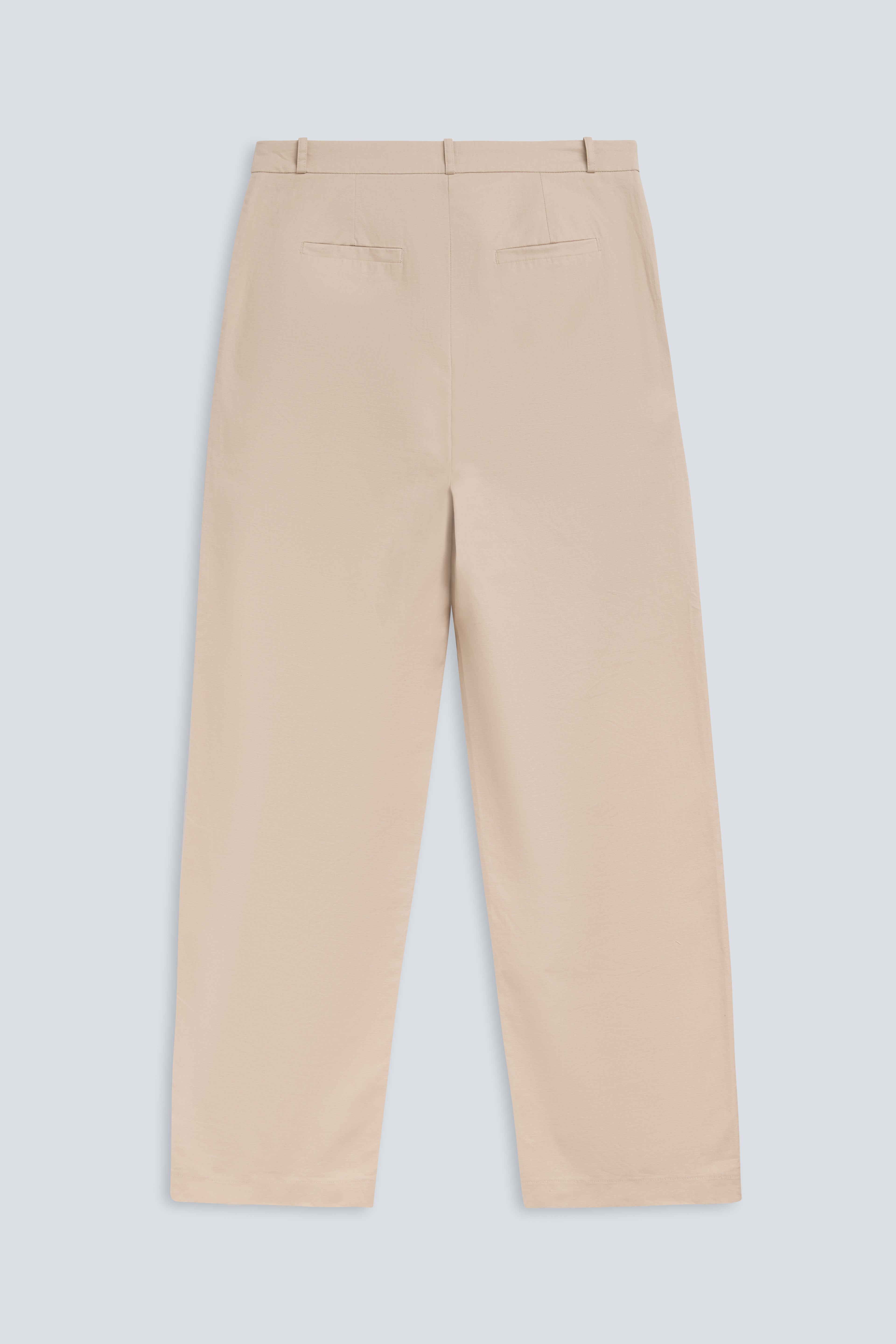 The Alex in Beige. 50% linen with 48% cotton with 2% elastane. Back view.
