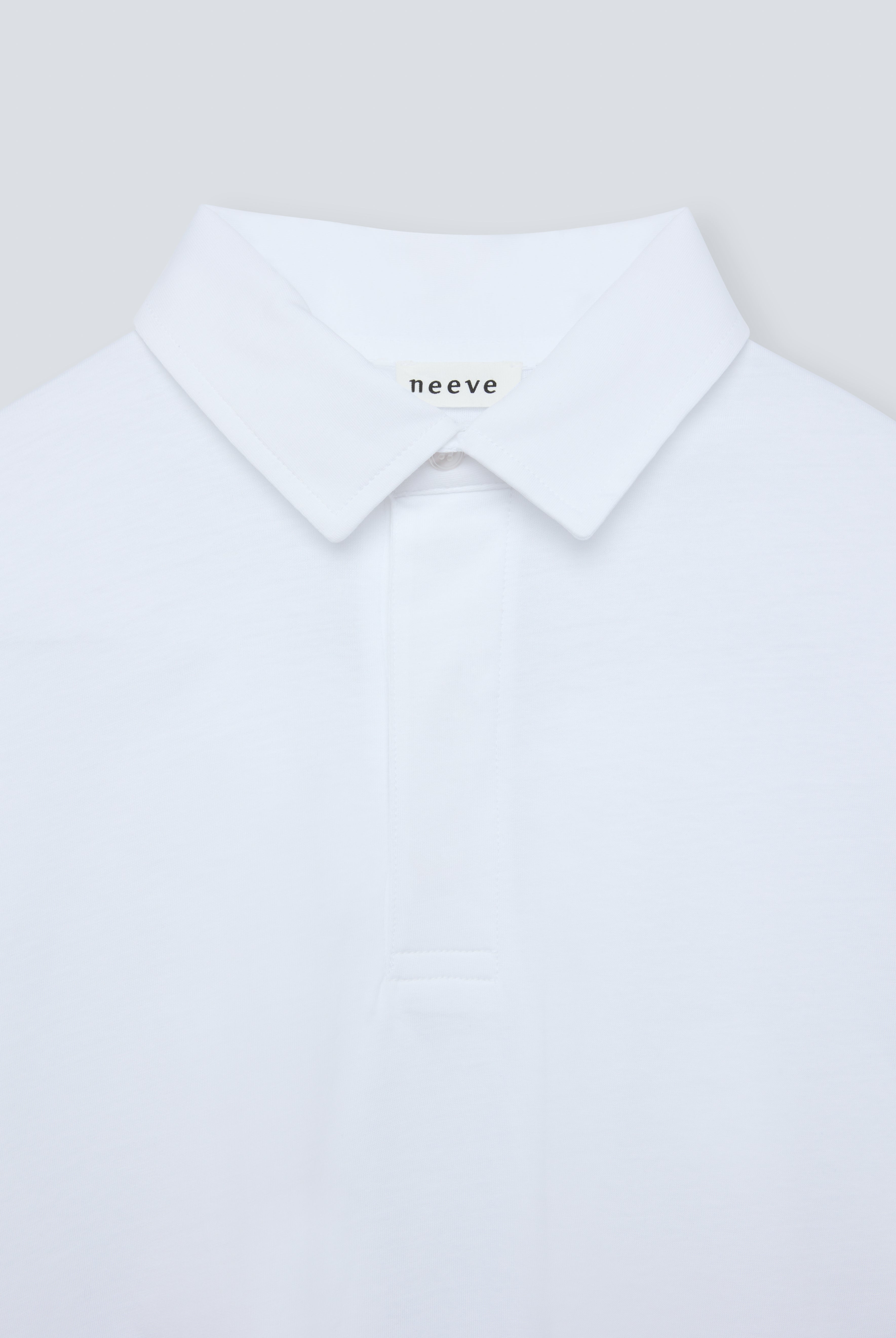 The Charlie in Crispy White. Polo long sleeve, 180 grams. 100% organic cotton. GOTS. Collar detail. Front view.