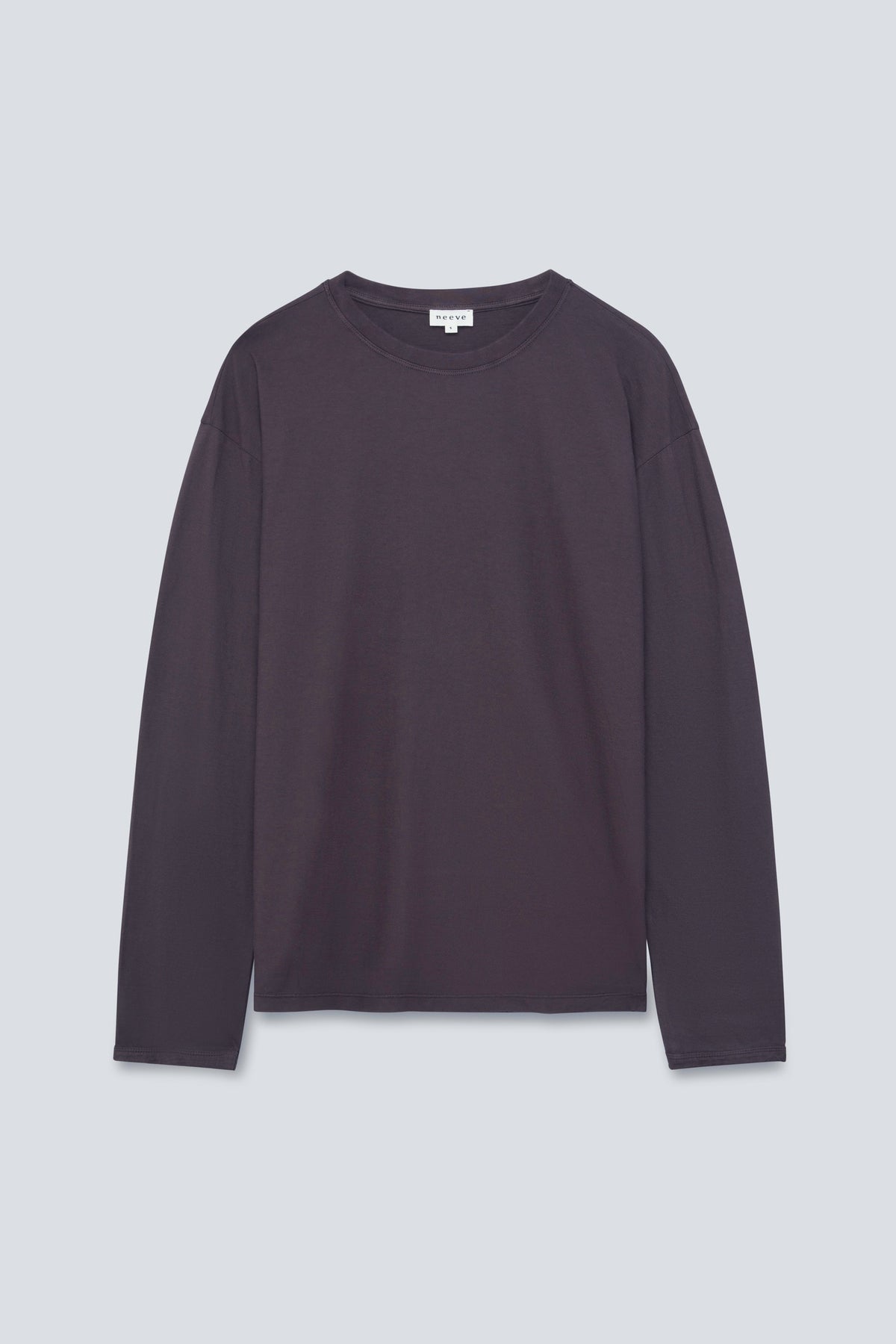 The Emily in Plum. Longsleeve van biologisch katoen, 140 gram. Voorkant.