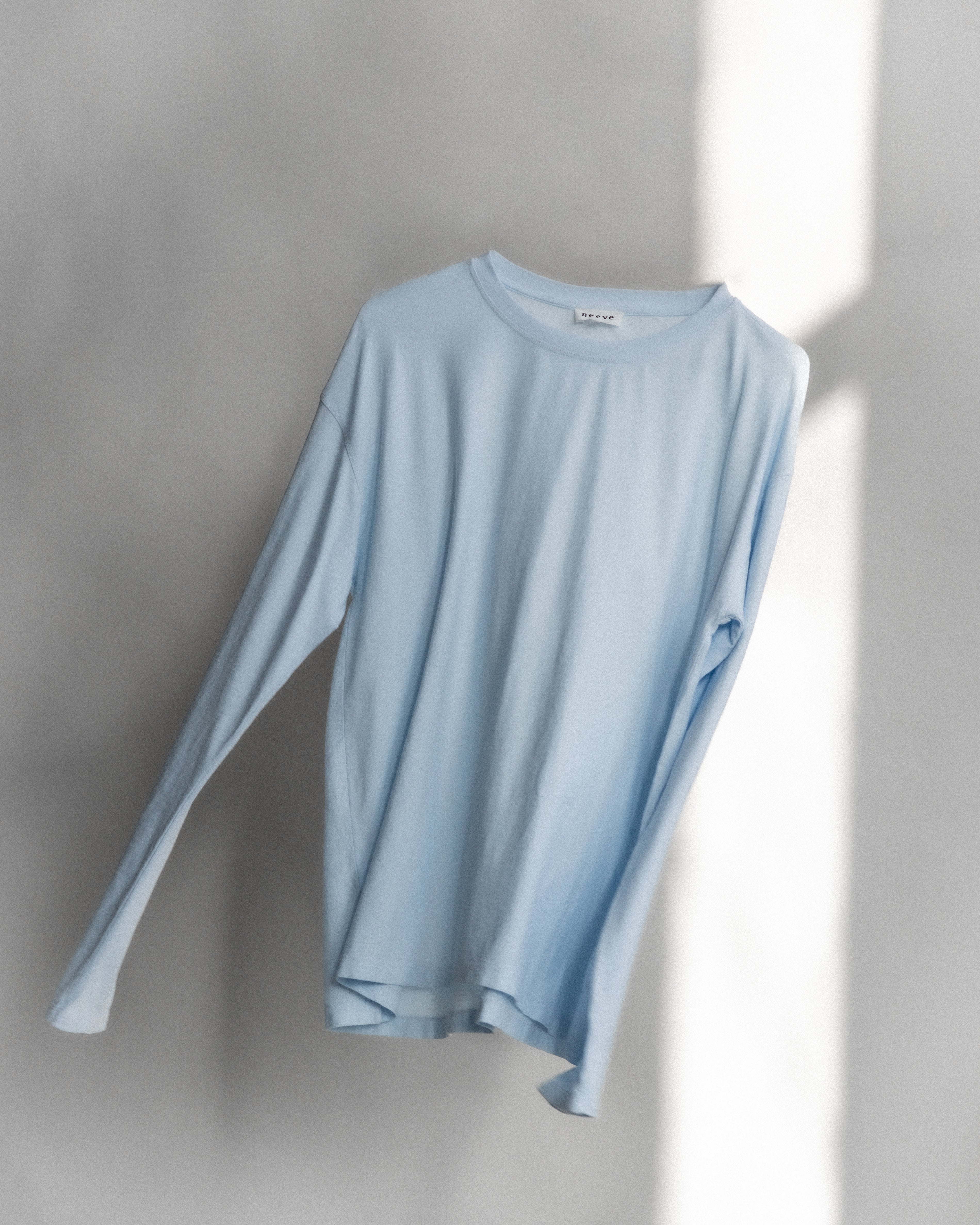 The Emily longsleeve in ice blue. 140 grams organic cotton. GOTS certified.