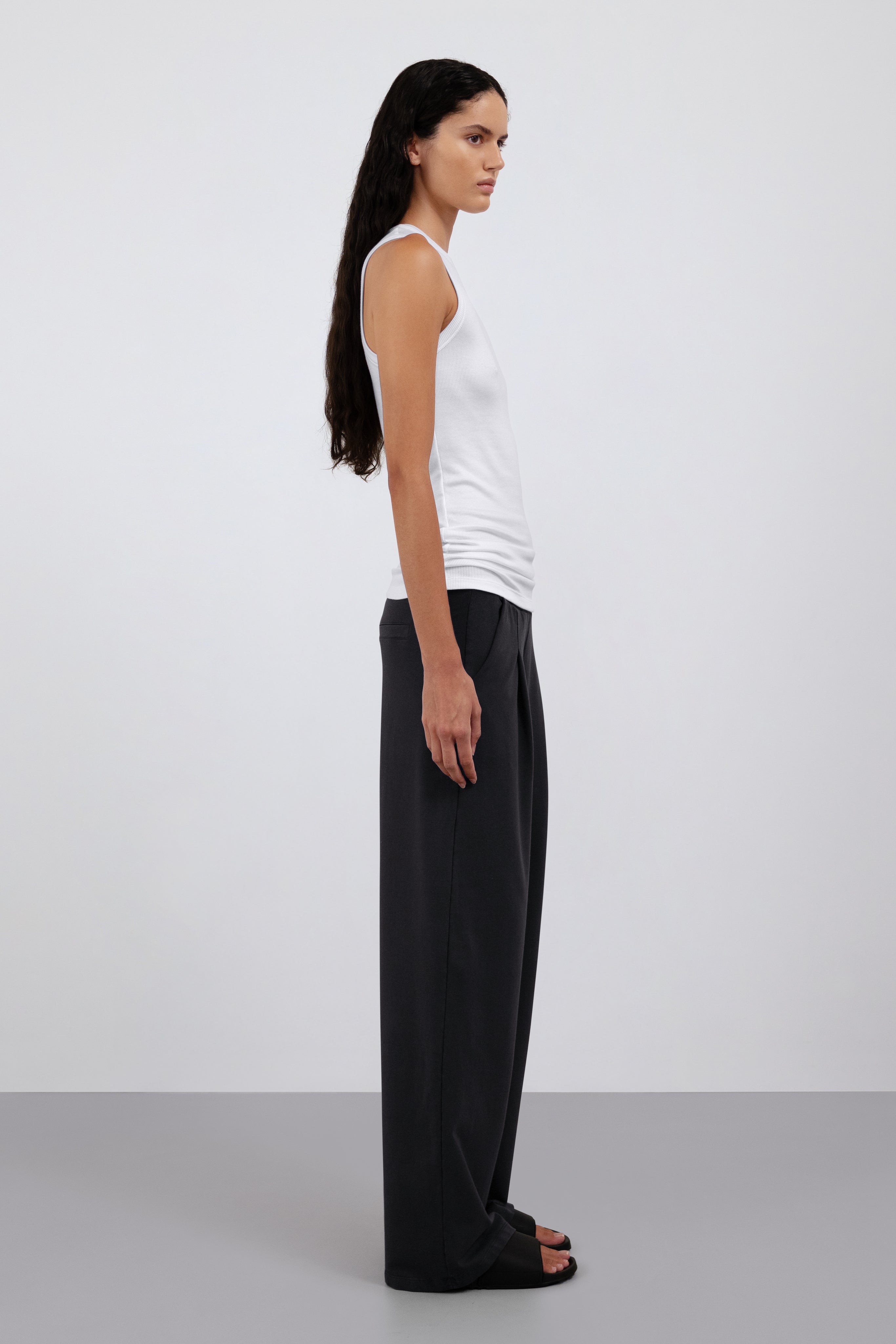 The Riley in Pitch Black. 100% organic cotton babyfleece. GOTS certified. Shown on model. Side view.