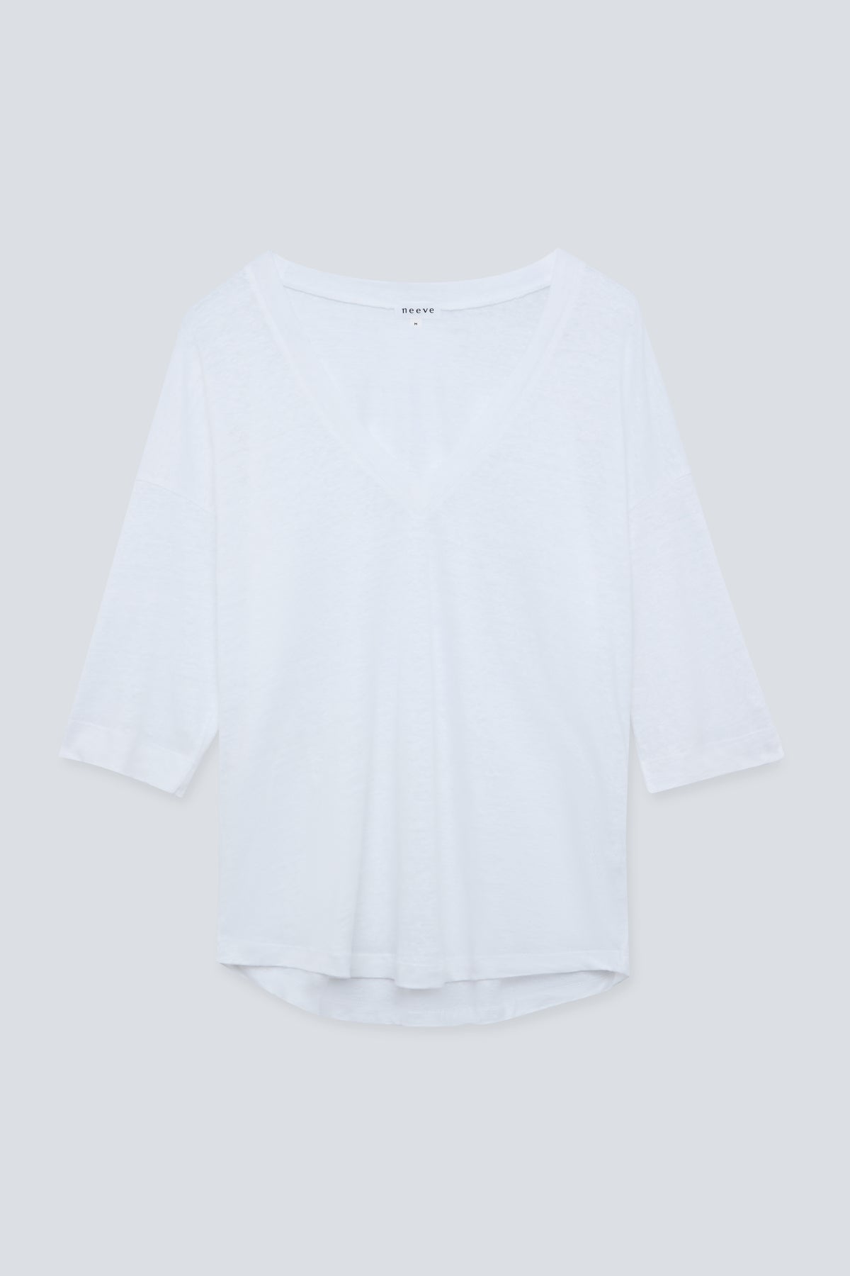 The Iris in Crispy White. Top met V-hals en driekwart mouwen. 100% linnen.