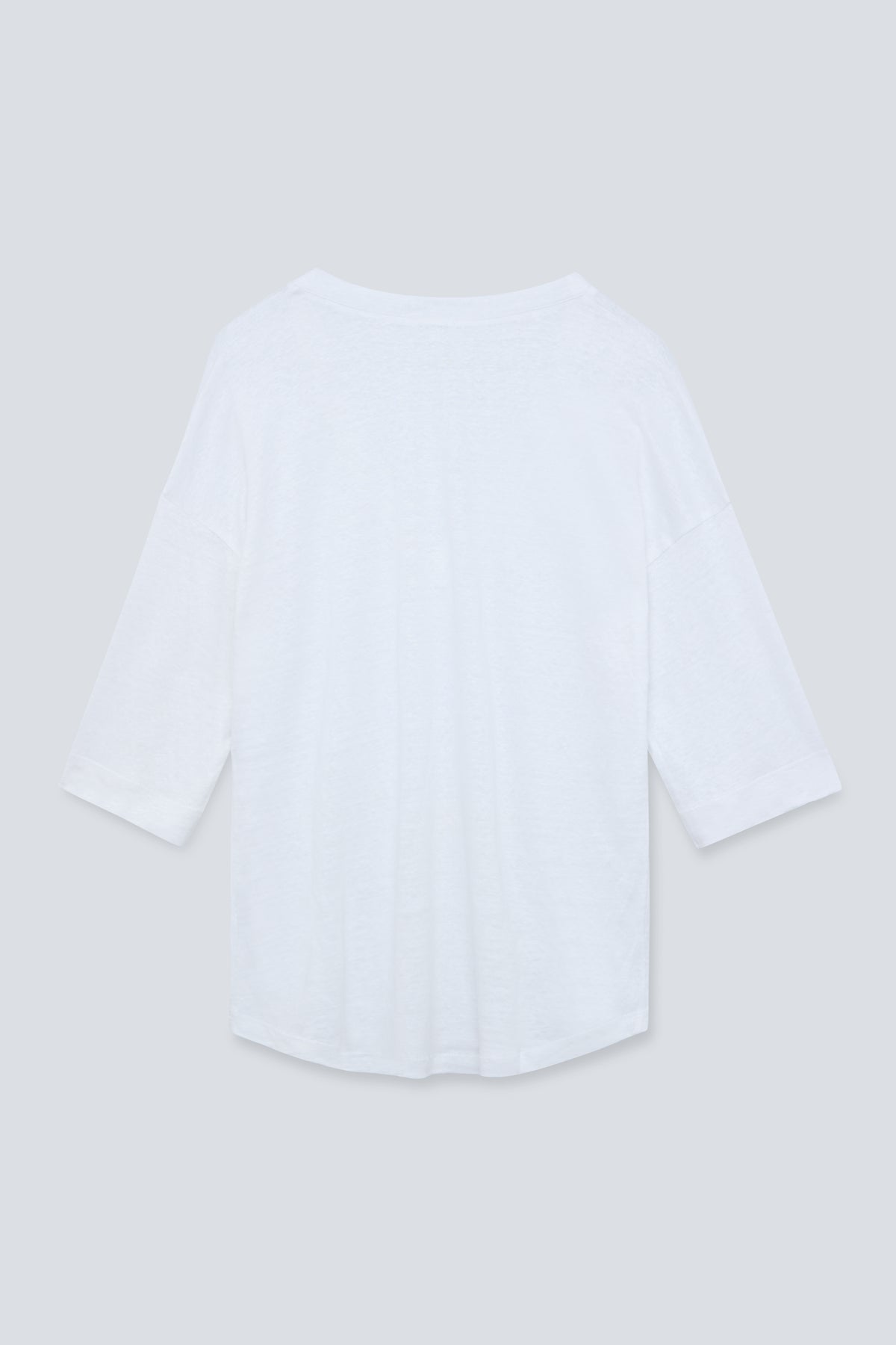 The Iris in Crispy White. Top met V-hals en driekwart mouwen. 100% linnen.