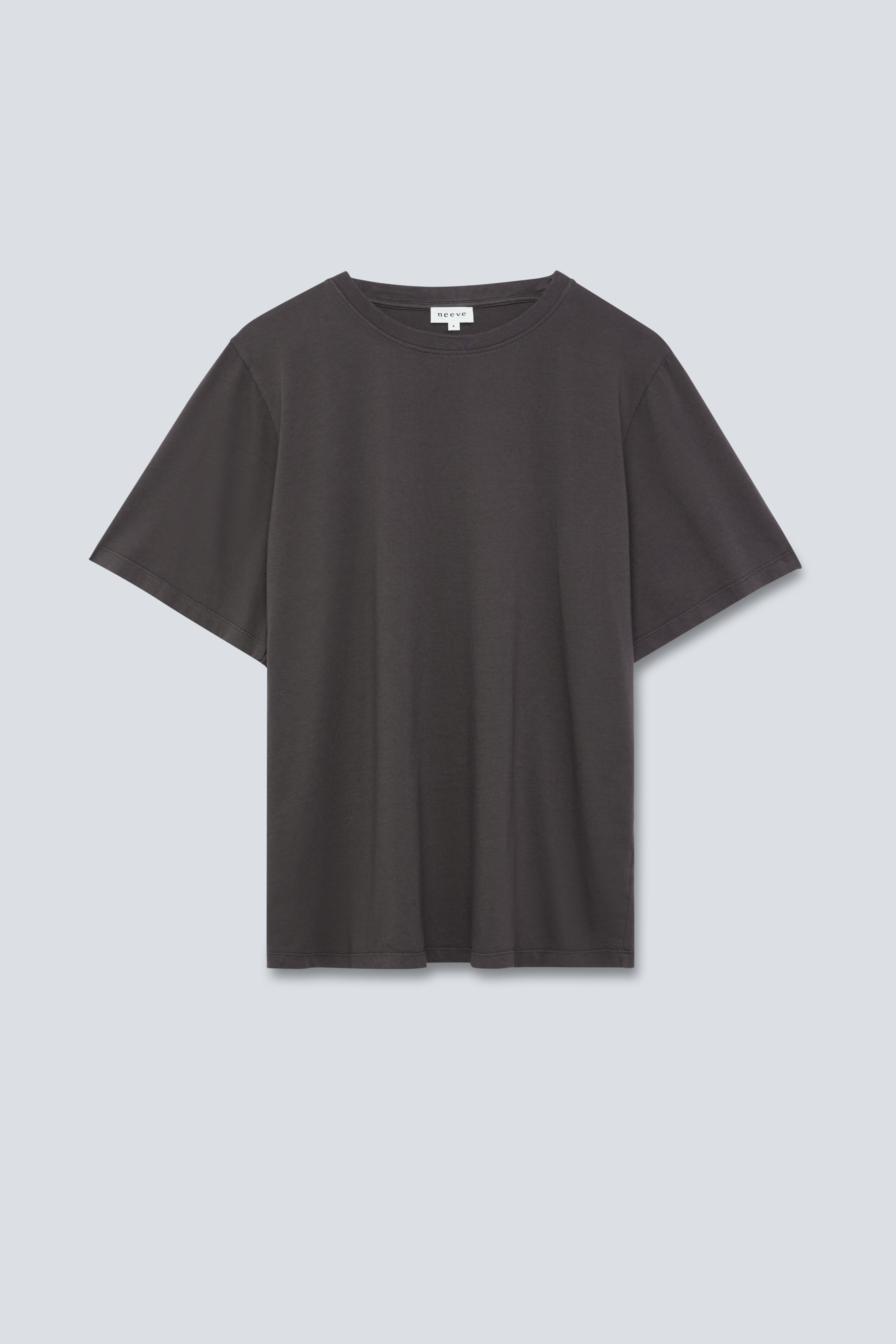 The Jess in Pitch Black. 180 grams, 100% organic cotton. GOTS certified. Front view.