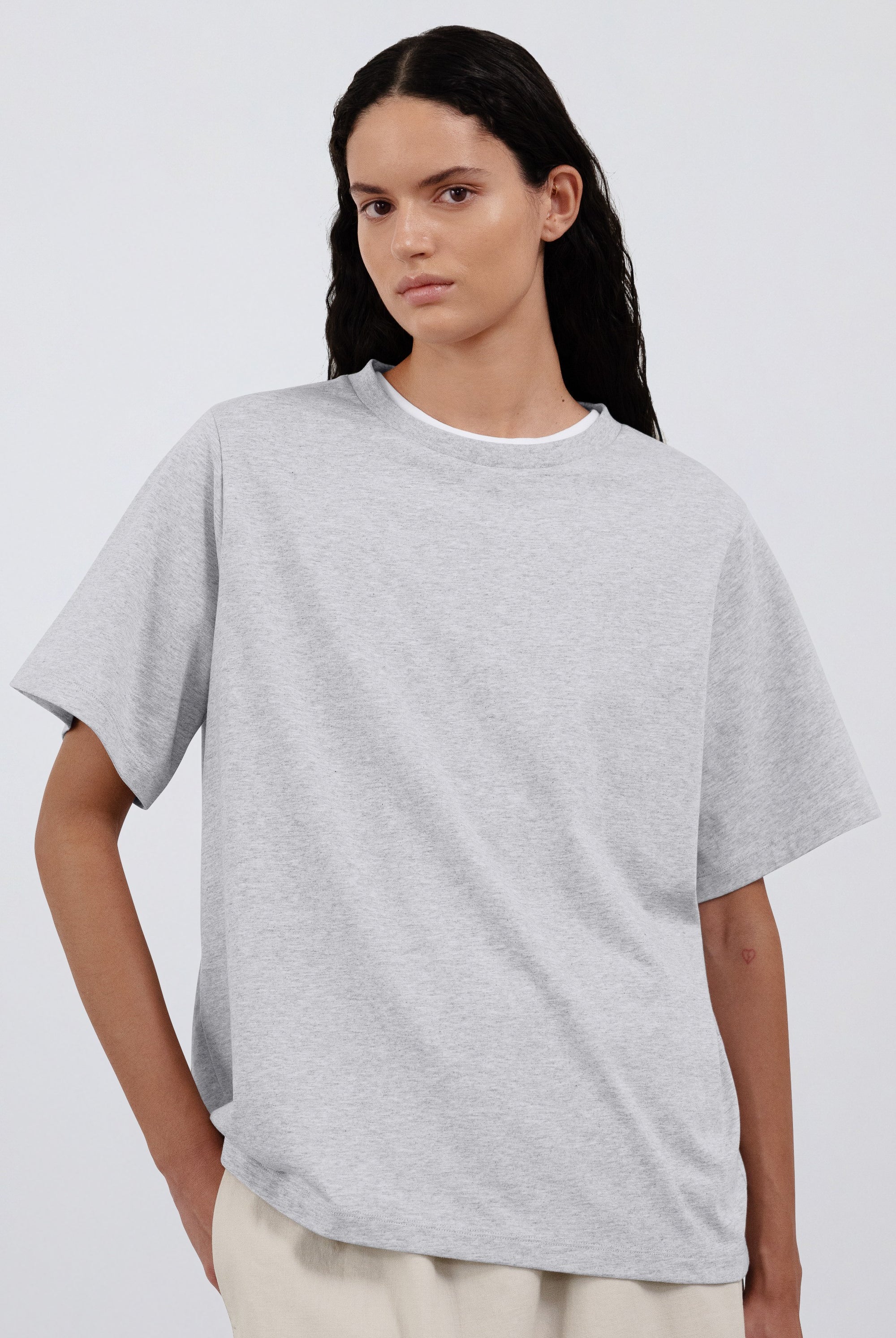 The Jess in Grey Melange. 180 grams organic cotton. GOTS certified. Shown on model.