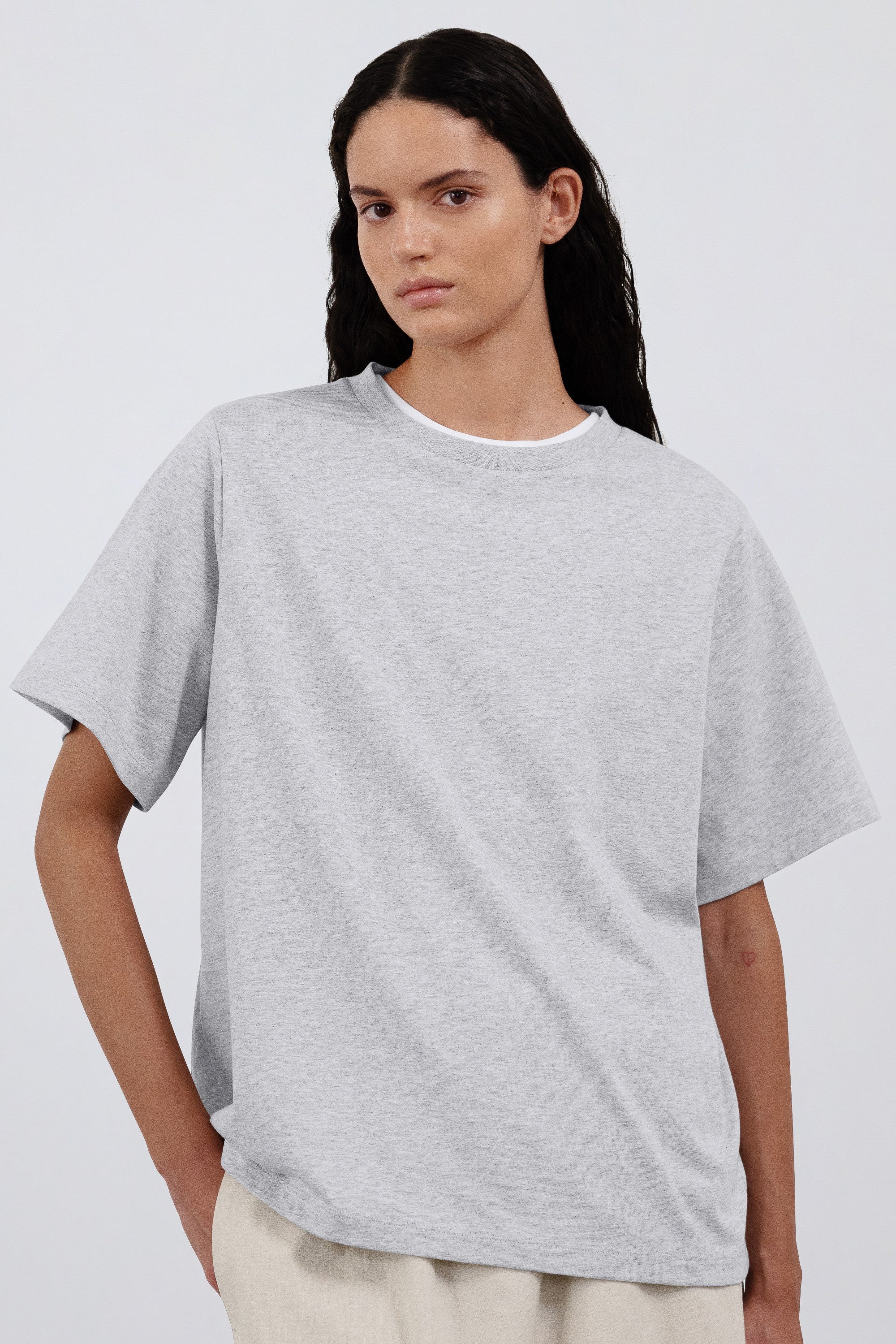 The Jess in Grey Melange. 180 grams organic cotton. GOTS certified. Shown on model.