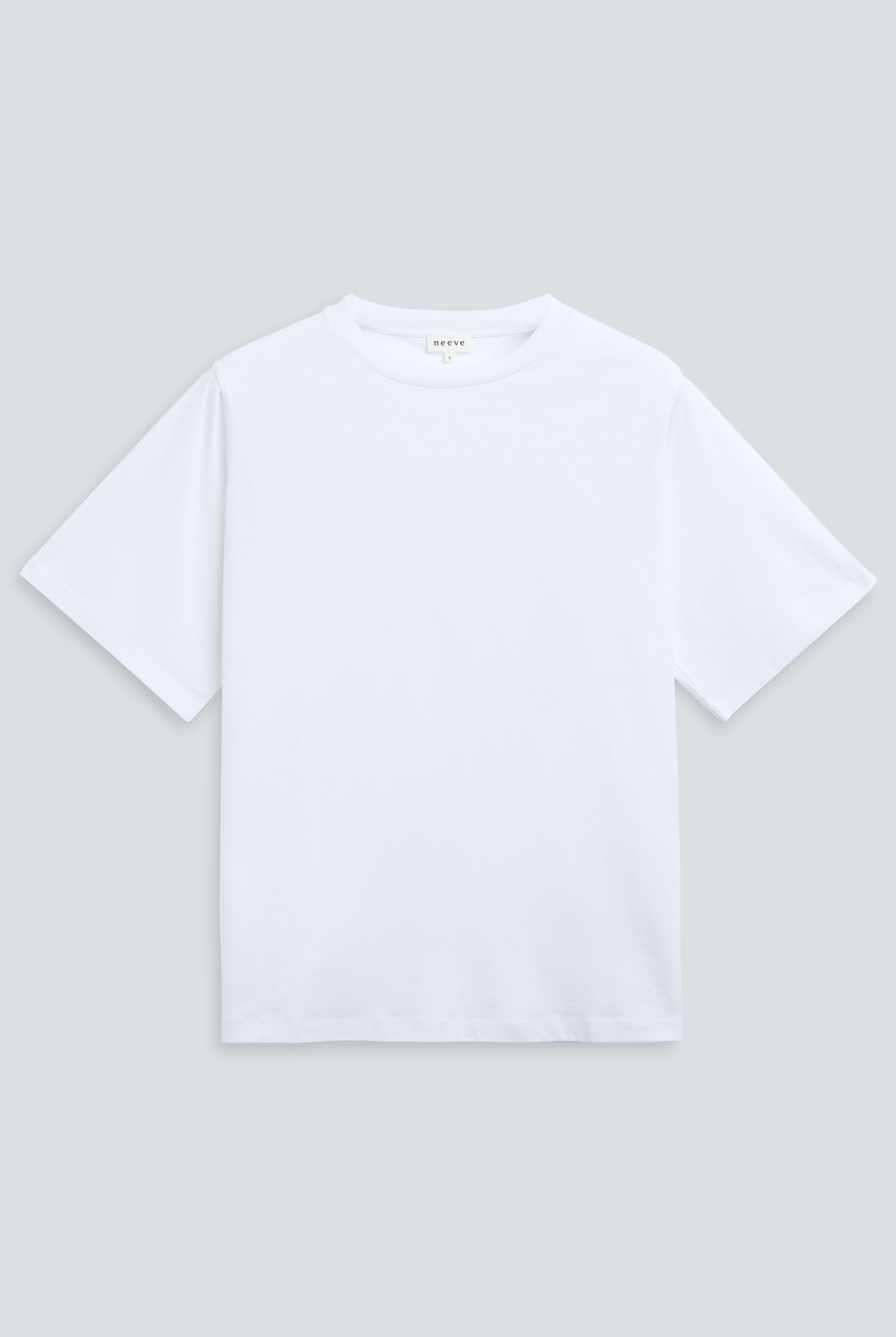 The Jess in Crispy White. 180 grams organic cotton. GOTS certified. Front view.