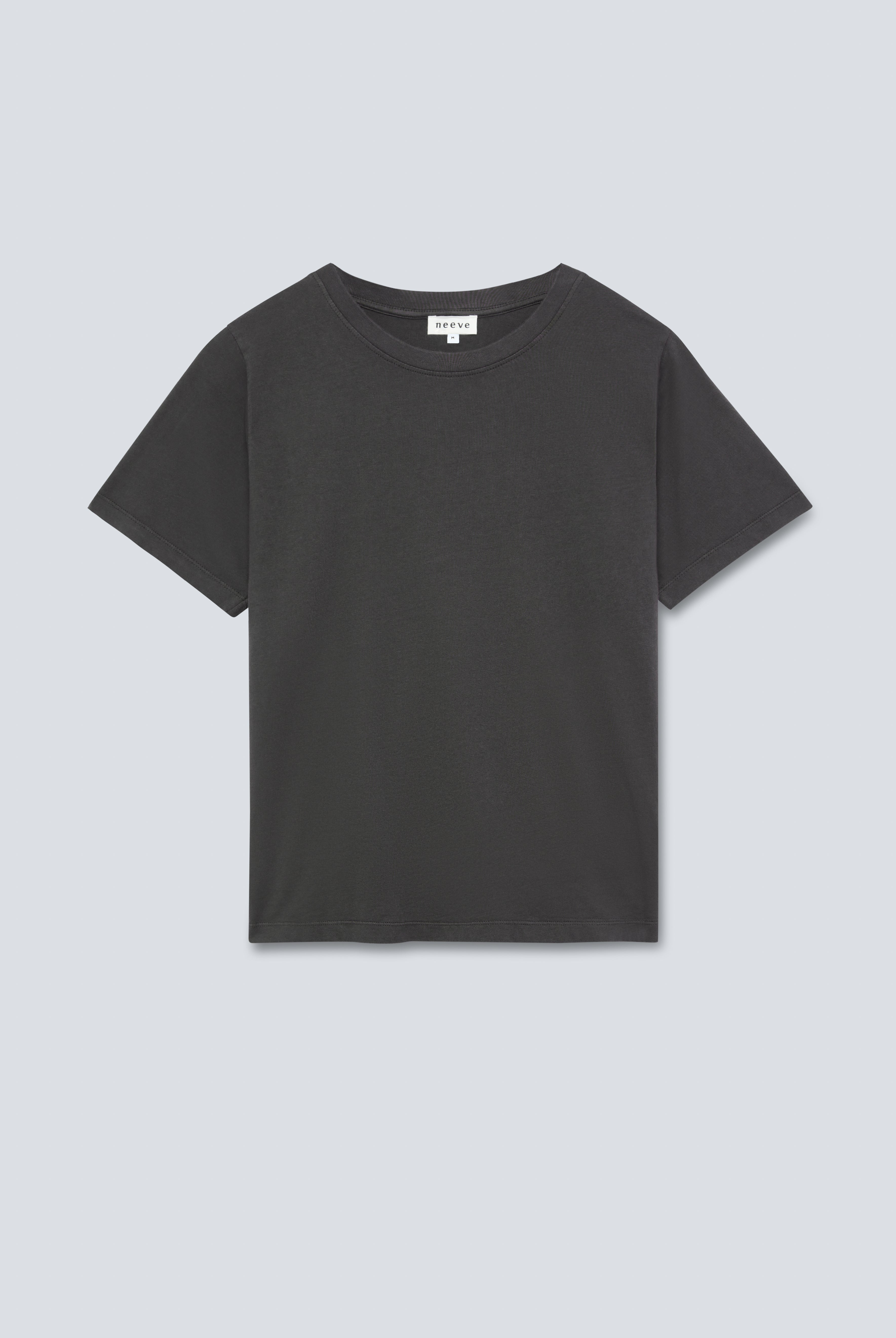 The Jill in Pitch Black. Crew-neck tee.
180 grams, 100% organic cotton. GOTS. Front view.