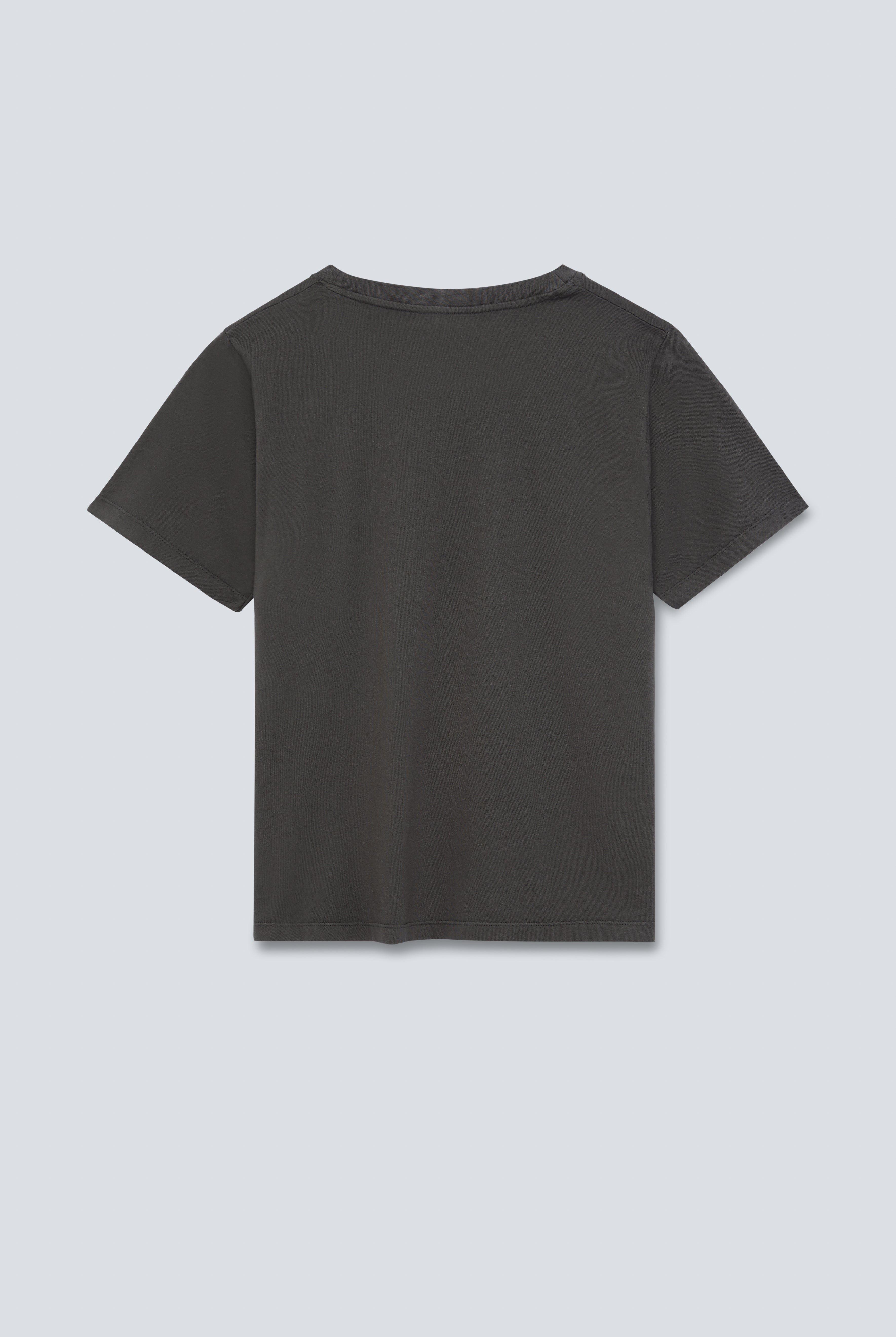 The Jill in Pitch Black. Crew-neck tee.
180 grams, 100% organic cotton. GOTS. Back view.