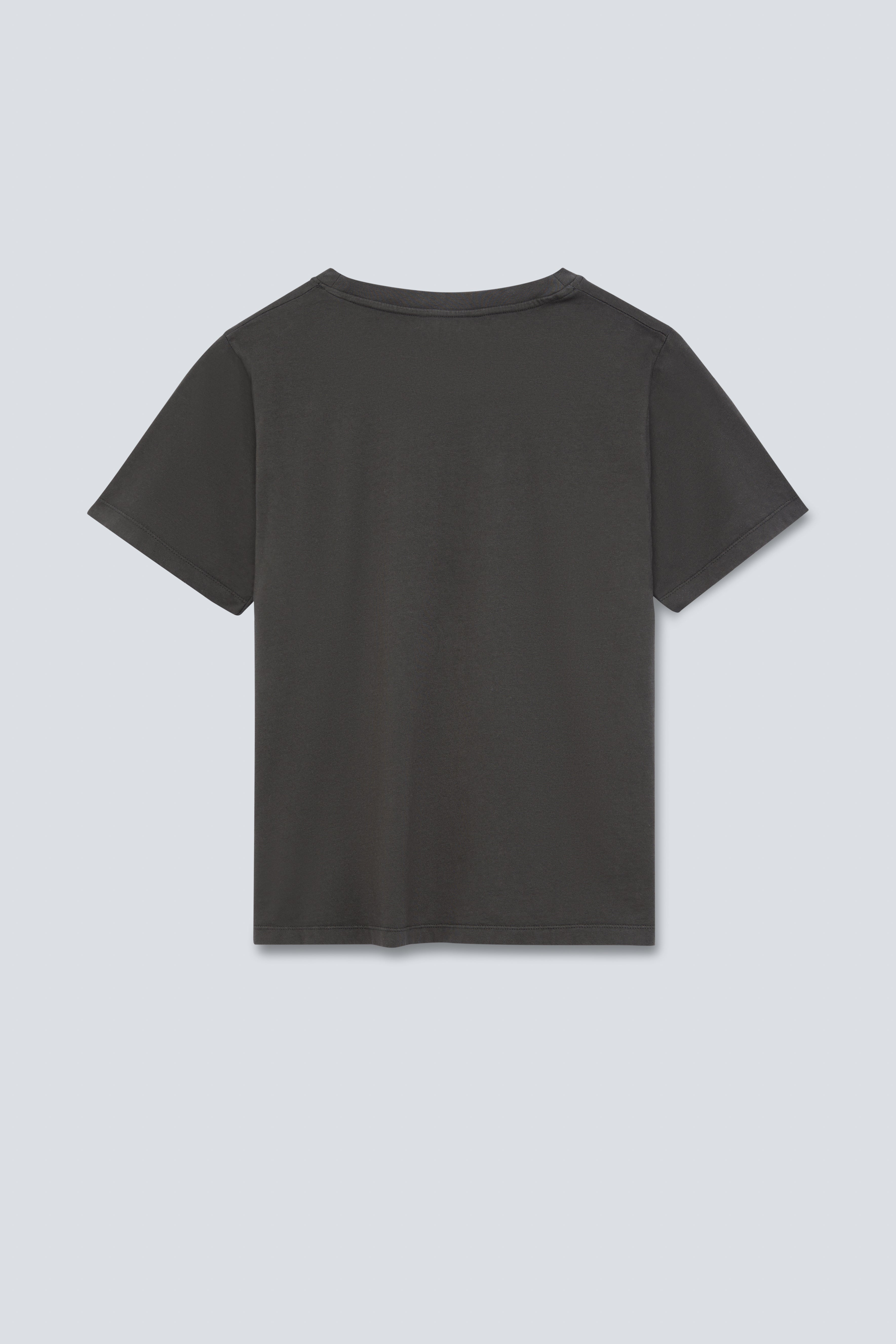 The Jill in Pitch Black. Crew-neck tee.
180 grams, 100% organic cotton. GOTS. Back view.