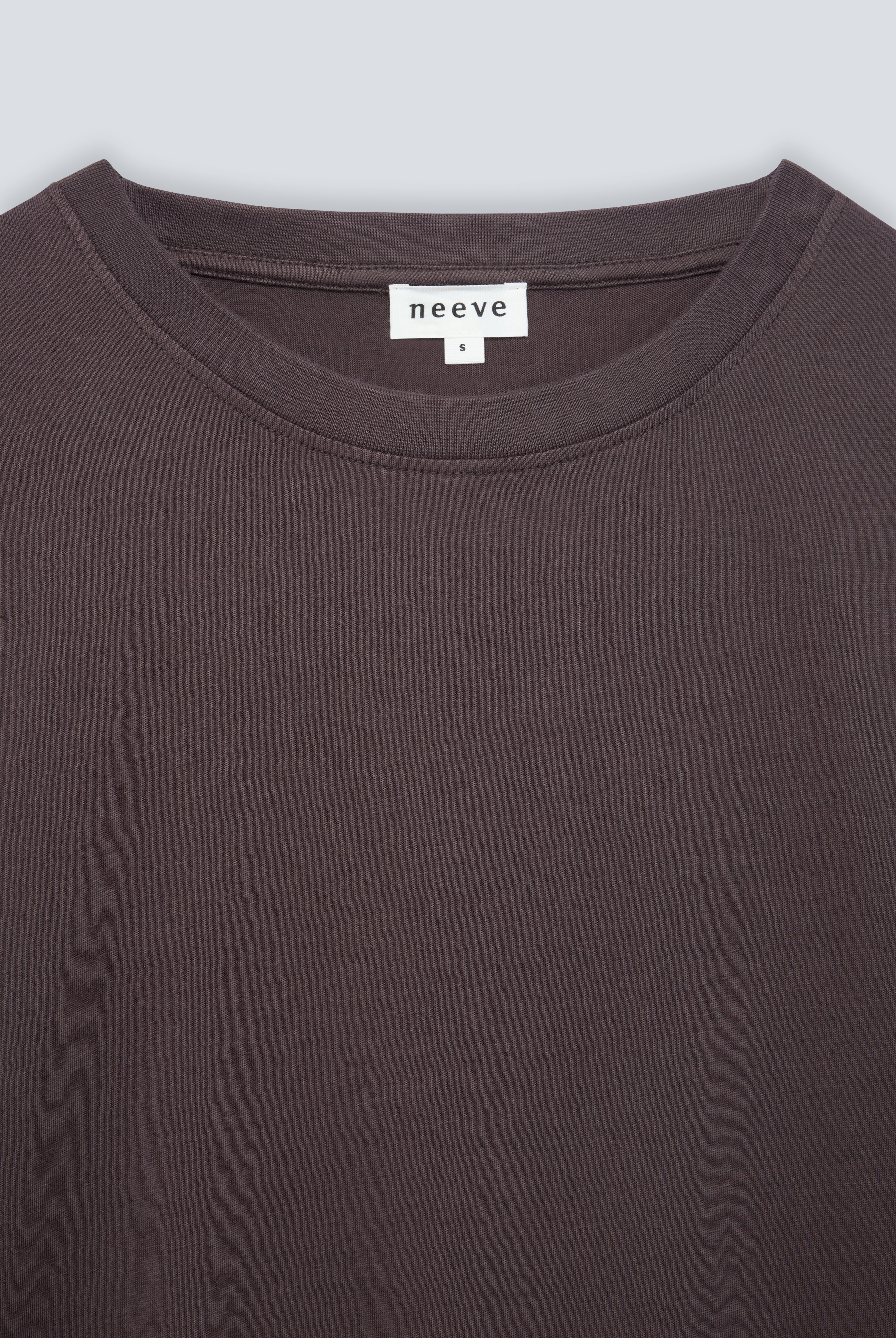 The Jill in Plum. Crew-neck tee.
180 grams, 100% organic cotton. GOTS. Detail collar.