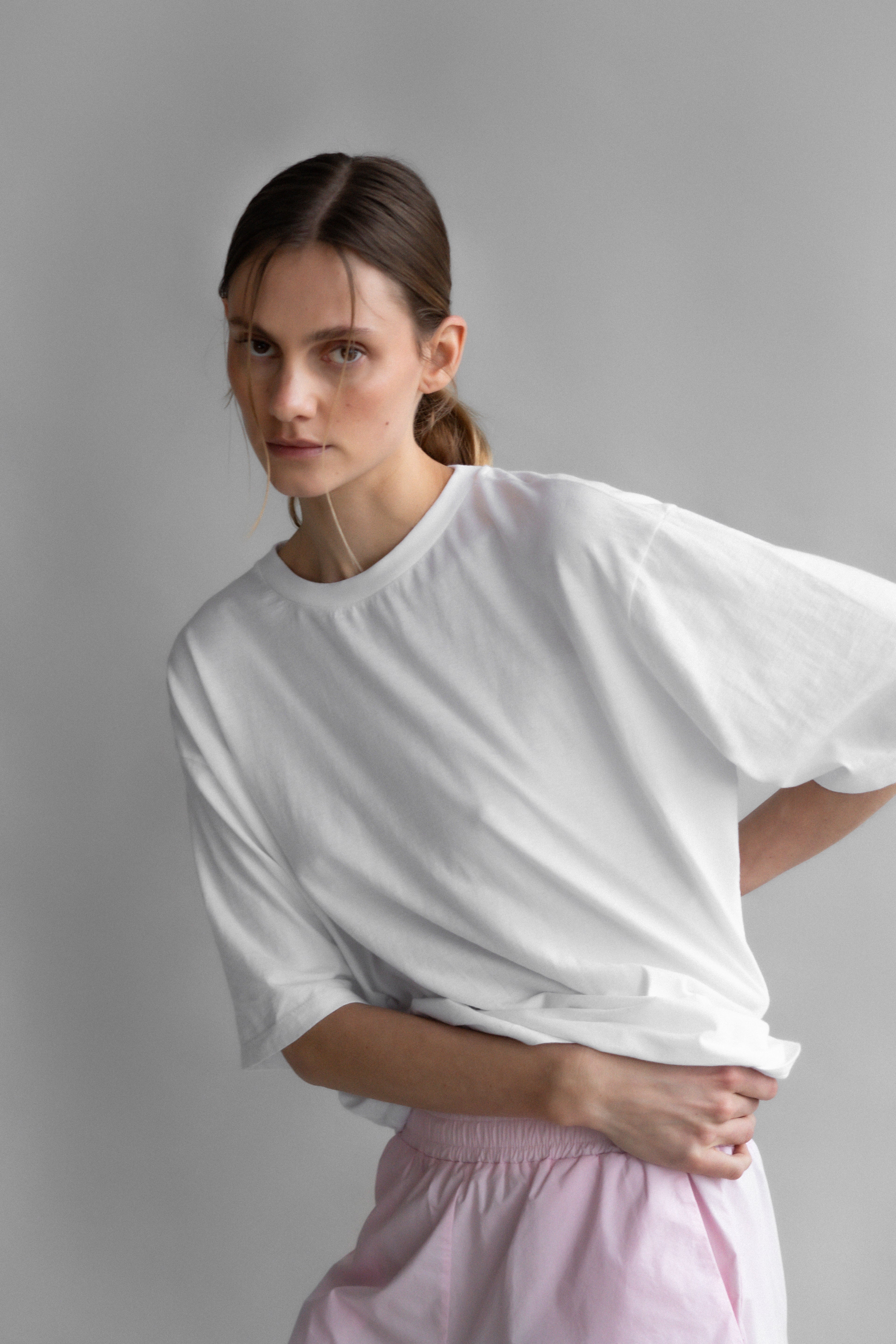 The Lara in Crispy White shown on model. 140 grams organic cotton. GOTS certified.