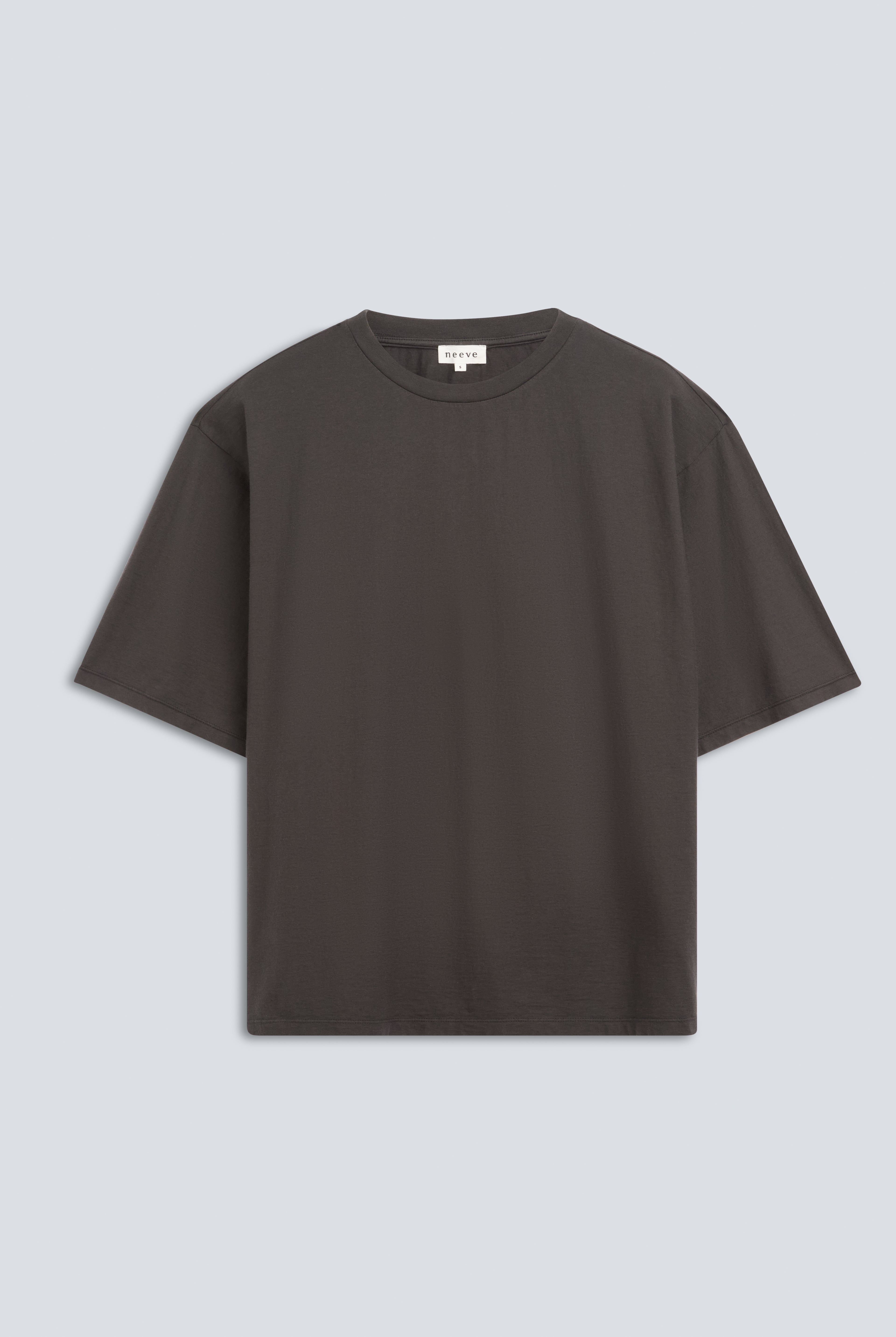 The Lara in Pitch Black. 140 grams, 100% organic cotton. Front view. GOTS certified.
