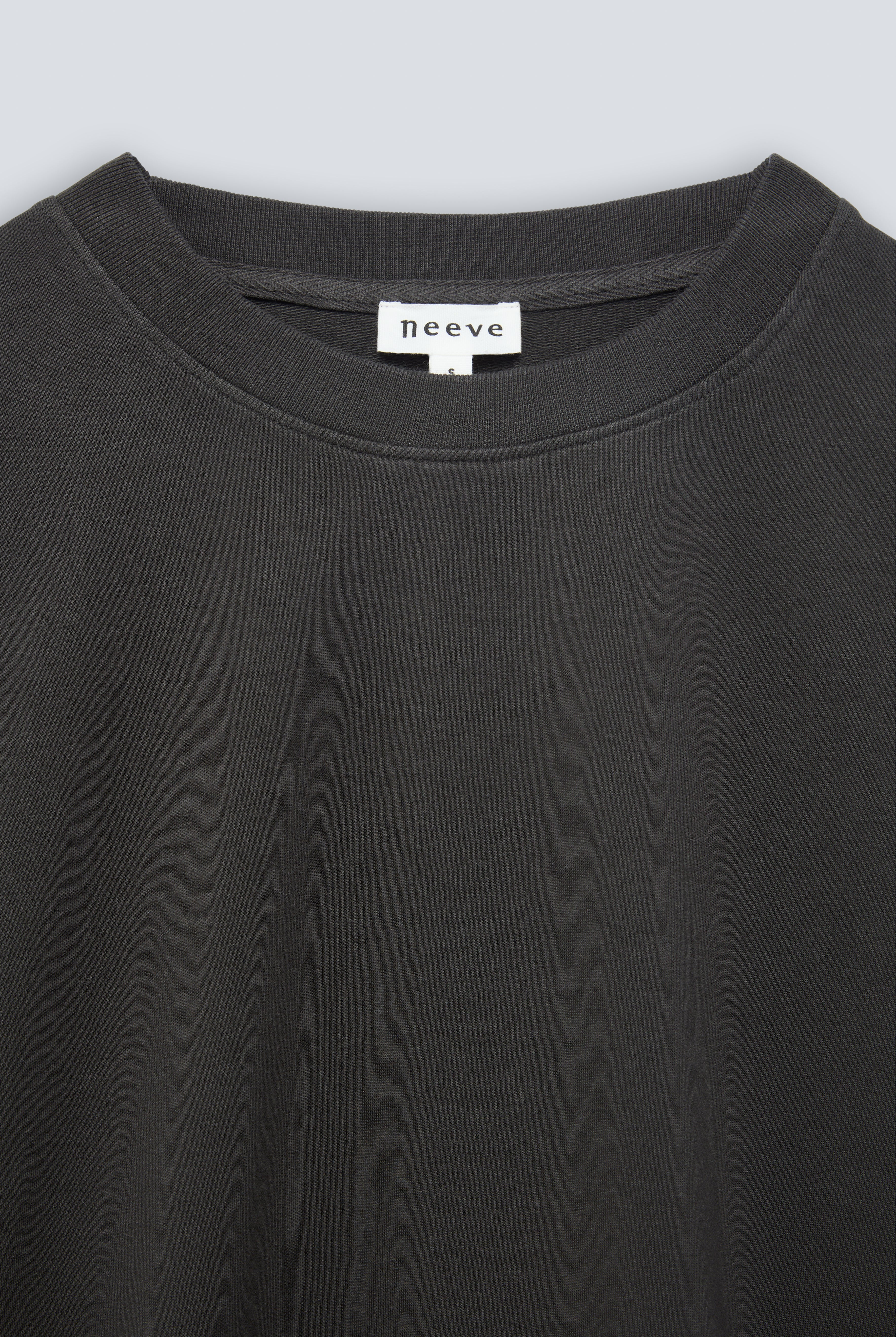 The May in Pitch Black. Crew-neck sweater with a boxy shape. 100% organic cotton babyfleece. GOTS. Collar detail.