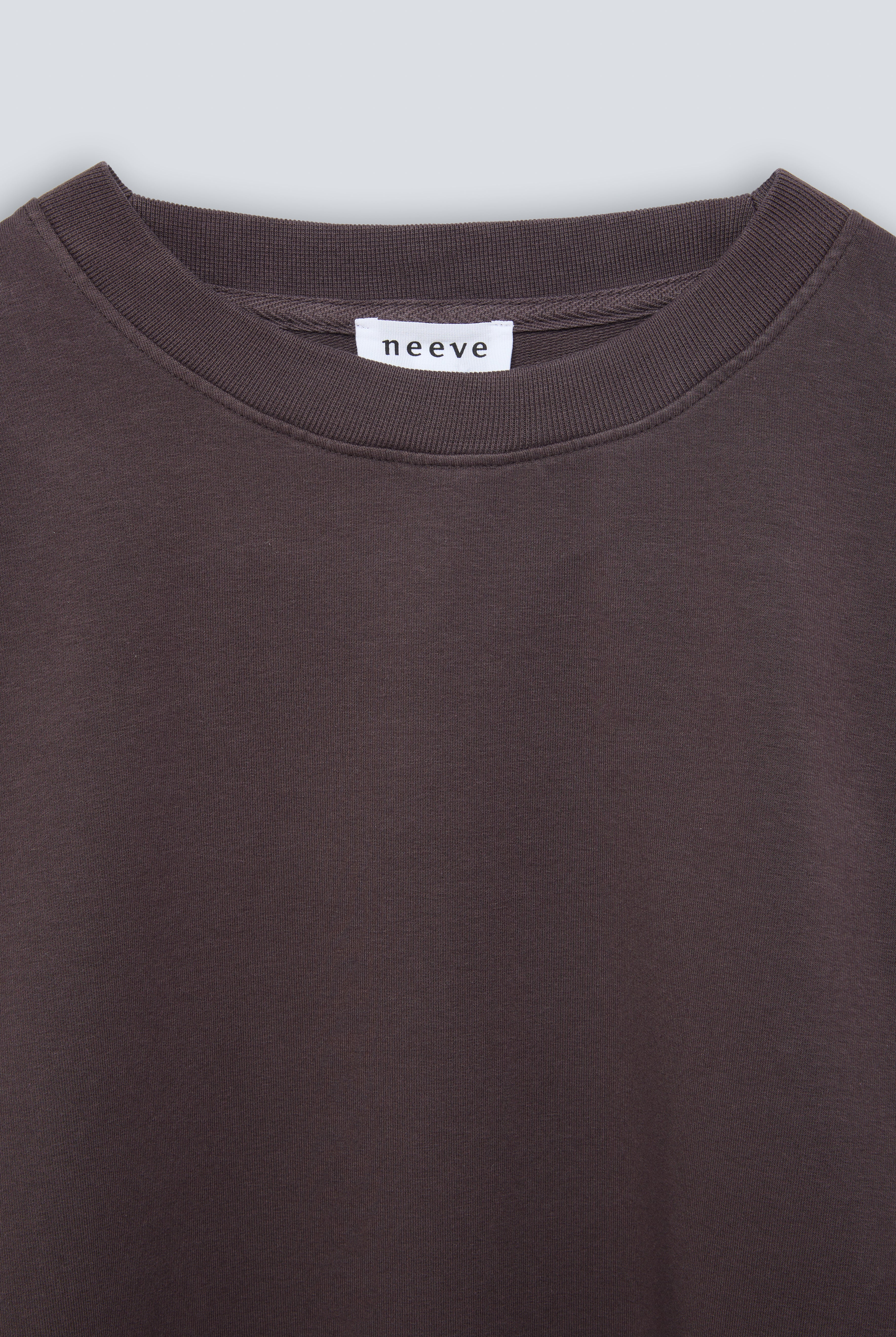 The May in Plum. Crew-neck sweater with a boxy shape. 100% organic cotton babyfleece. GOTS. collar detail.