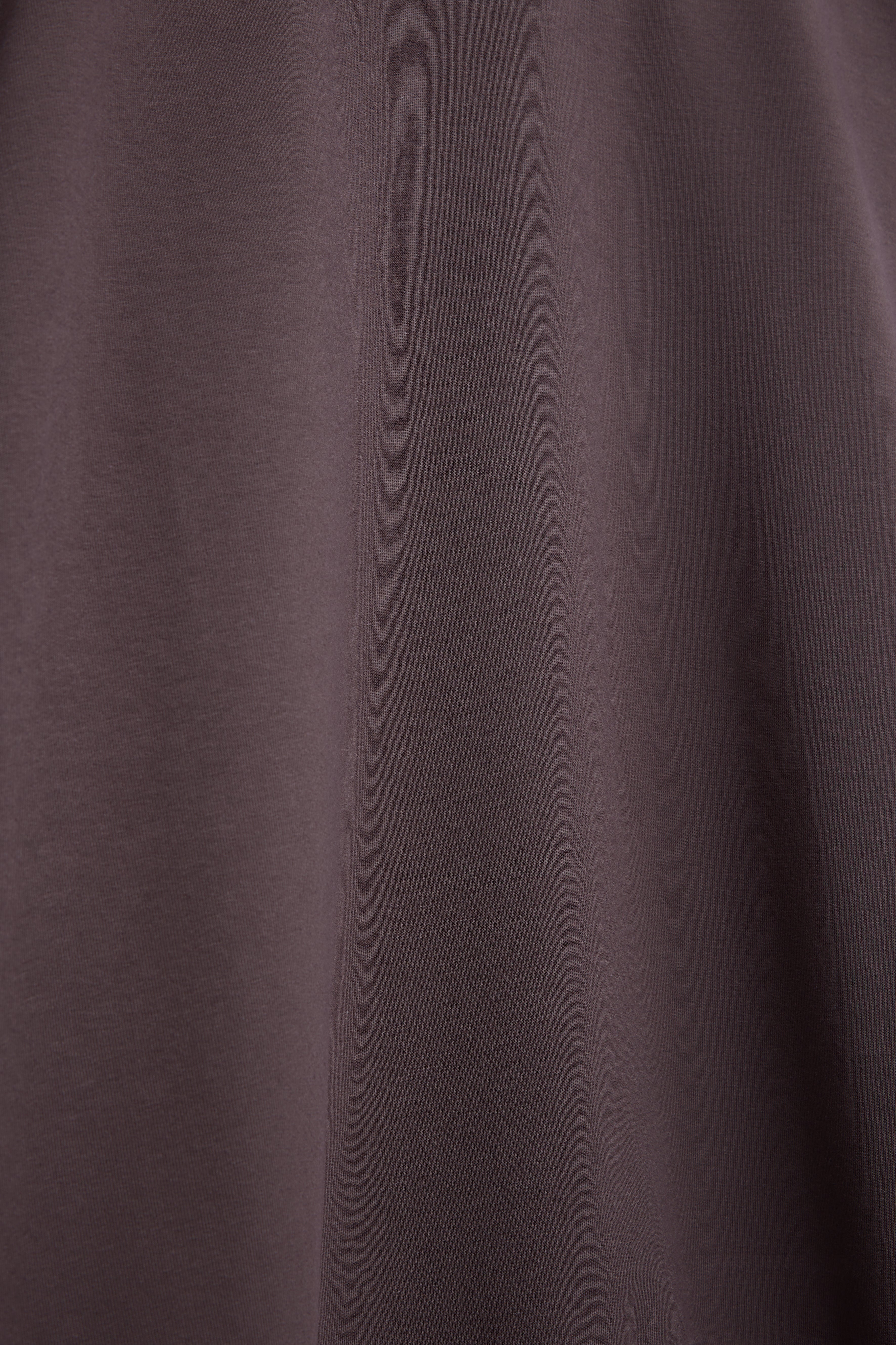 The Michelle in Plum. Crew-neck T-shirt, 100% organic cotton, 140 grams. Detail material. GOTS
