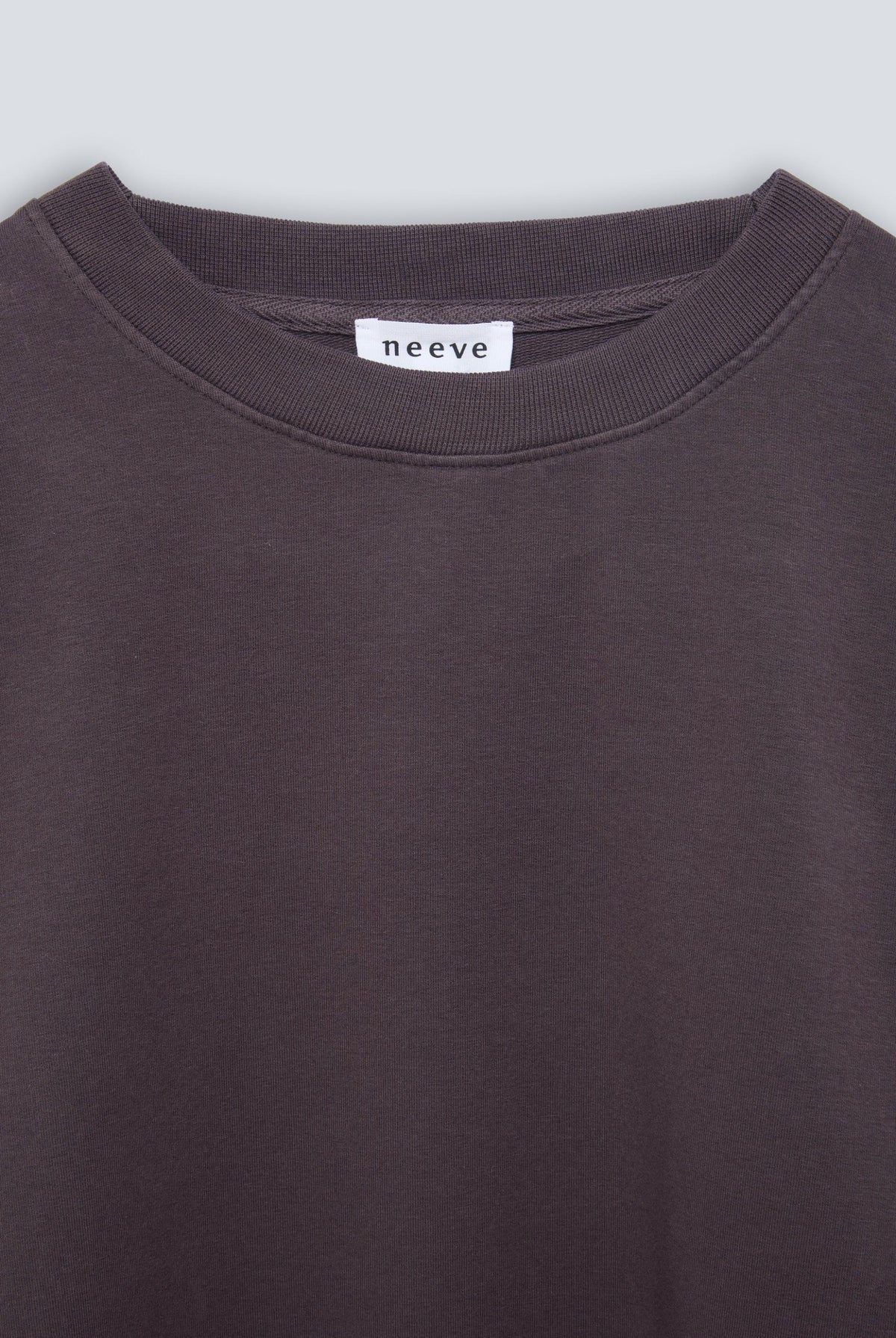 The May in Plum. Crew-neck sweater with a boxy shape. 100% organic cotton babyfleece. Collar detail.
