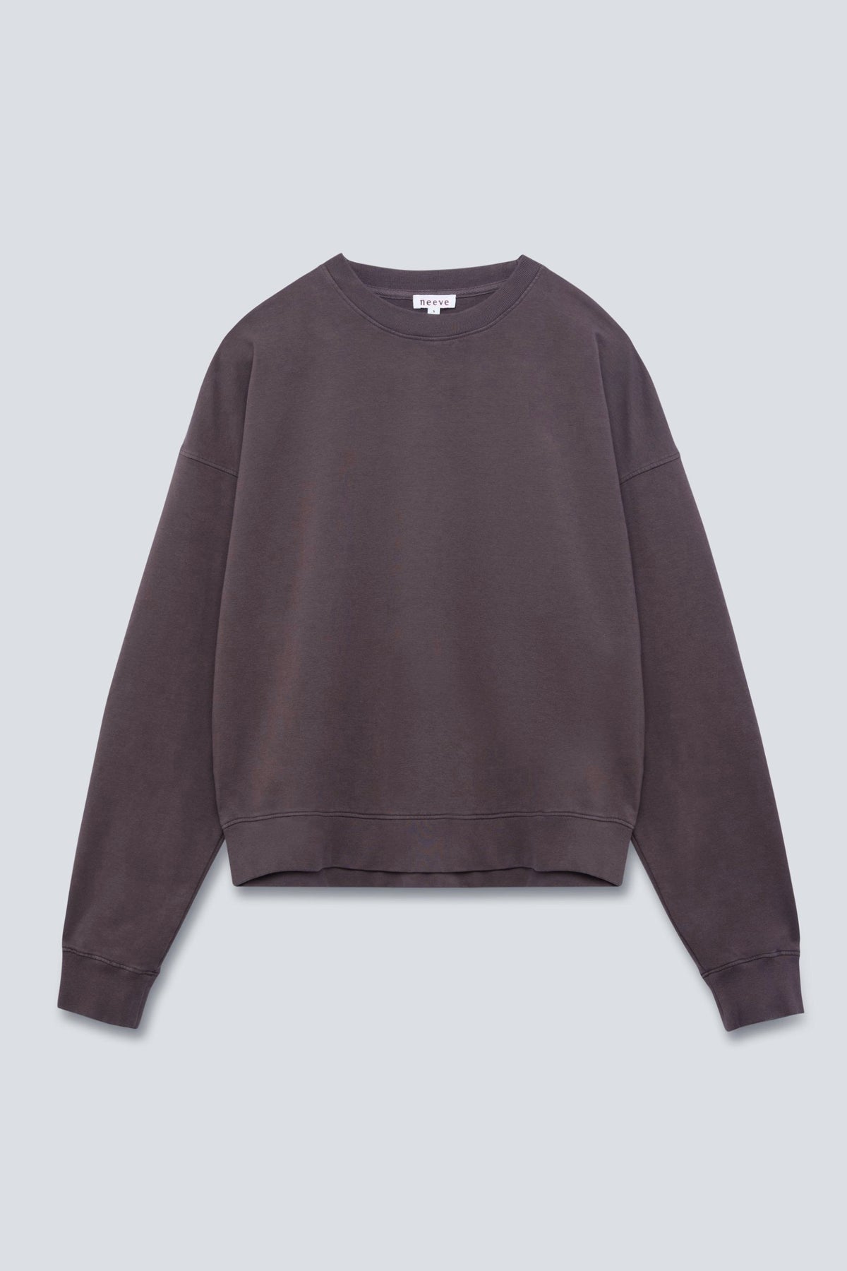 The May in Plum. Sweatshirt mit Rundhalsausschnitt und boxy Schnitt. Babyfleece aus 100 % Bio-Baumwolle. Vorderansicht.