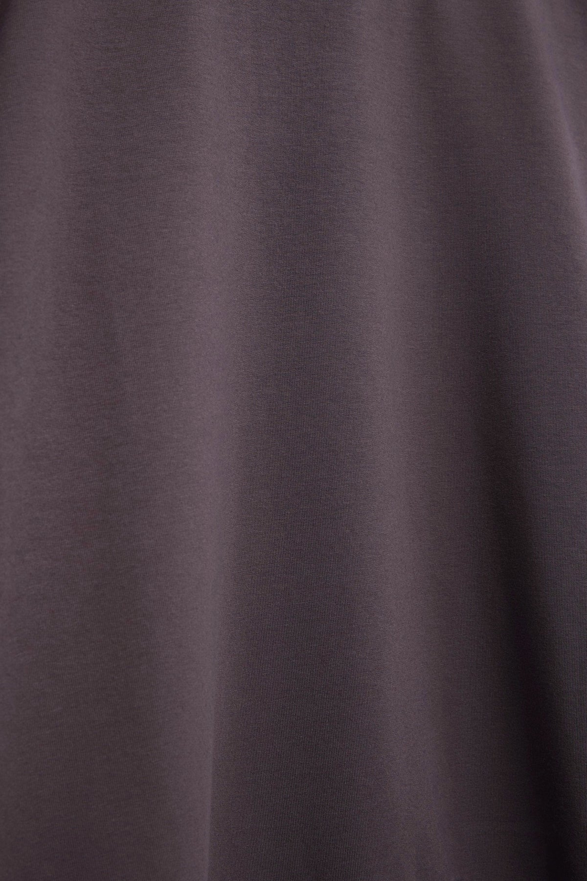 The May in Plum. Sweatshirt mit Rundhalsausschnitt und boxy Schnitt. Babyfleece aus 100 % Bio-Baumwolle. Materialdetail.