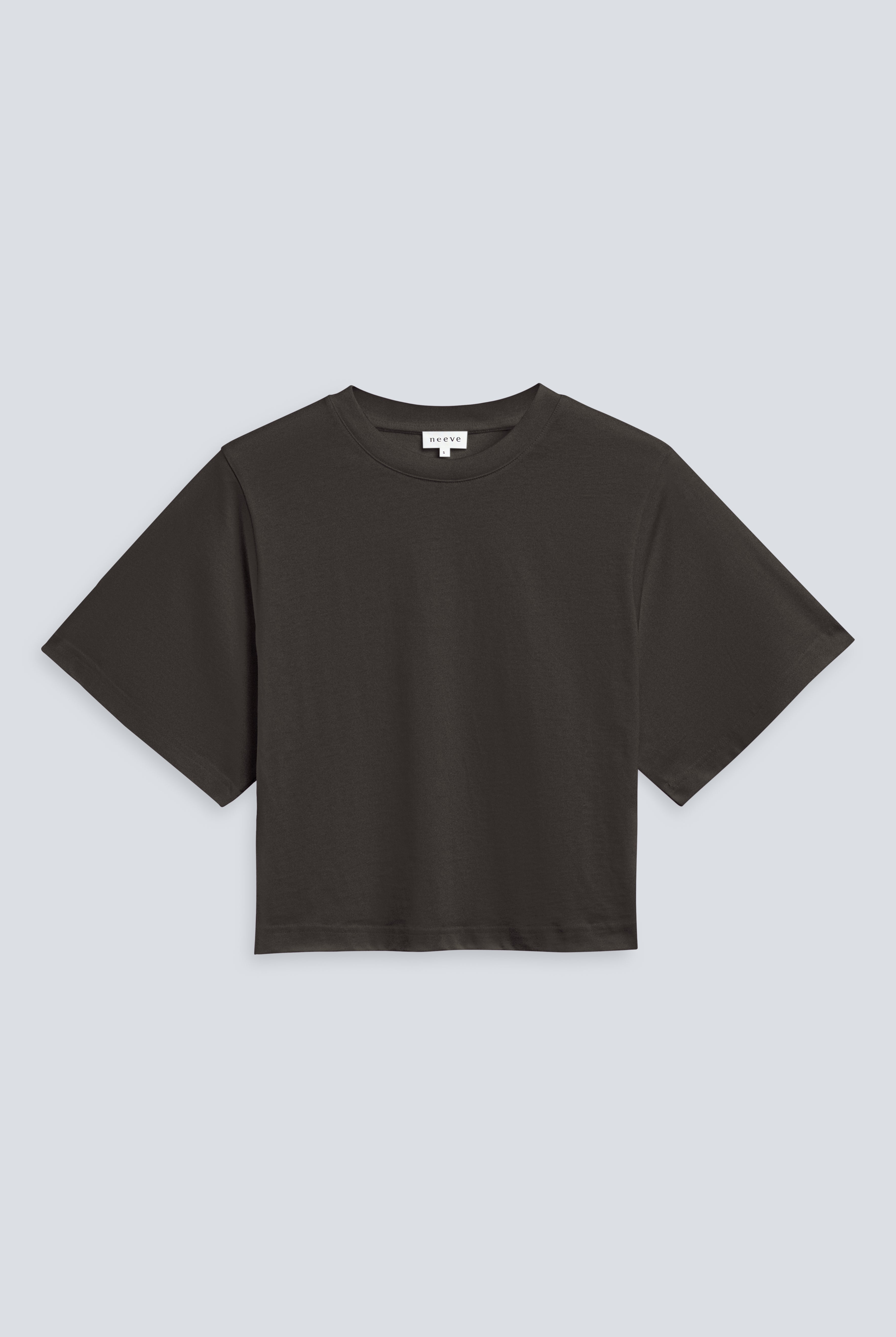 The Noa in Pitch Black. Front view. 180 grams in organic cotton. GOTS certified.