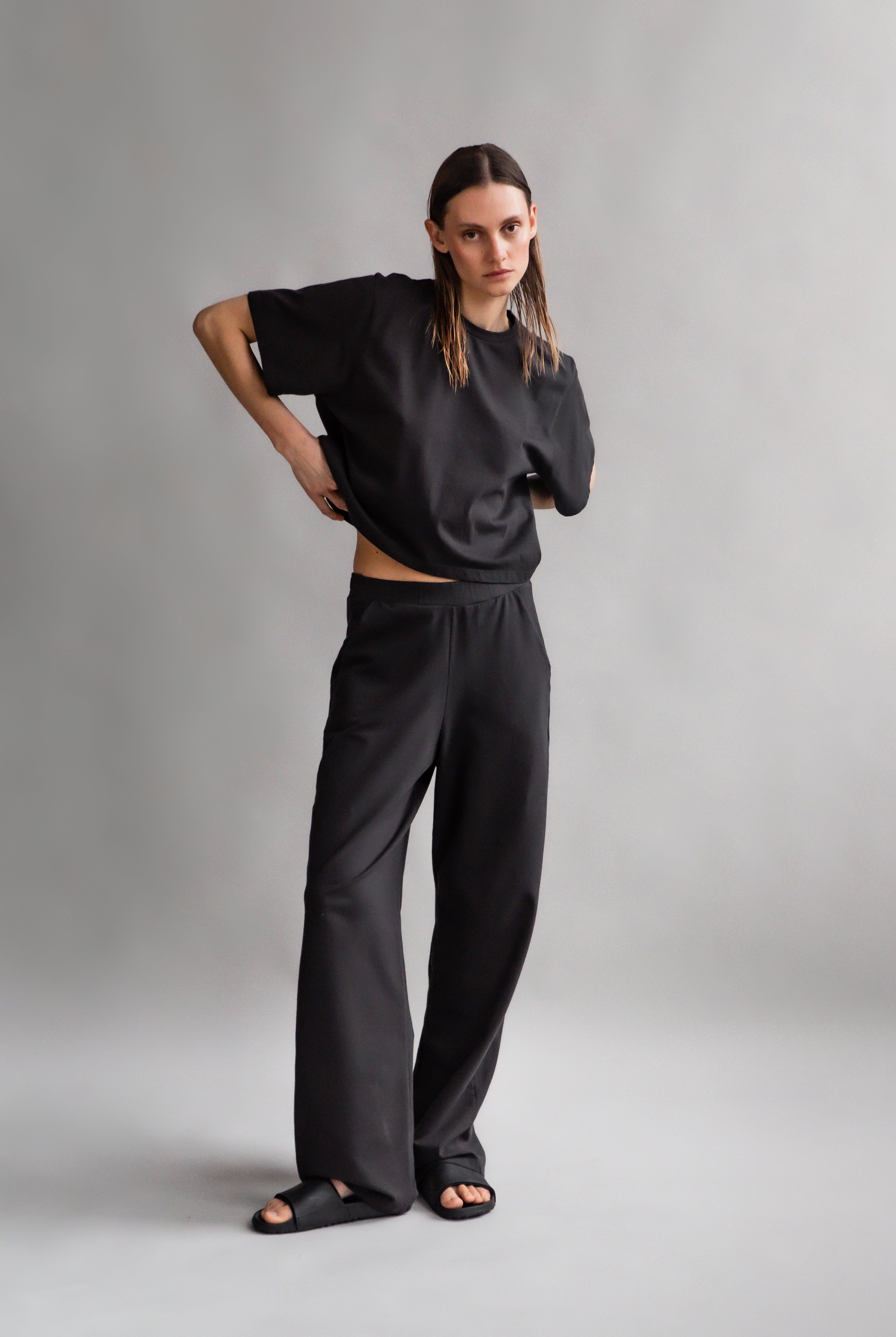 The Noa in Pitch Black shown on model. 180 grams in organic cotton. GOTS certified. Shown here with The Riley in Pitch Black.