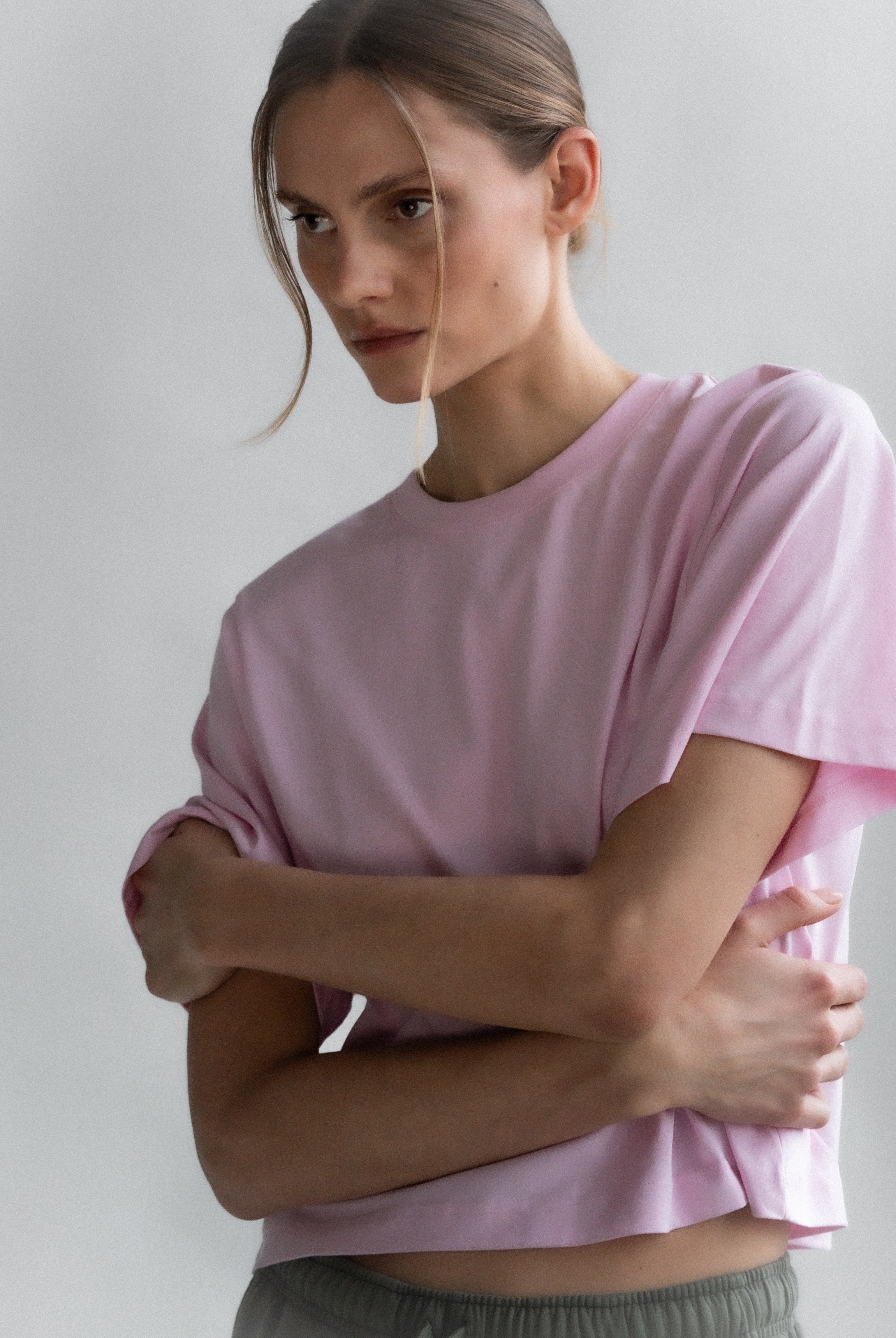The Noa in Rose Pink. 180 grams organic cotton. GOTS certified. Shown on model.