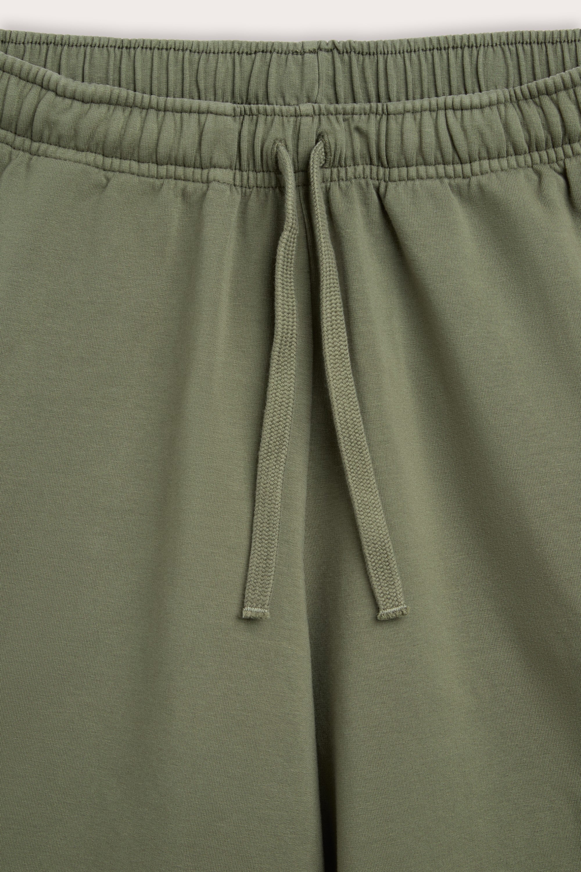 The Posey in Olive. 100% organic cotton babyfleece. GOTS certified. Detail waistband.