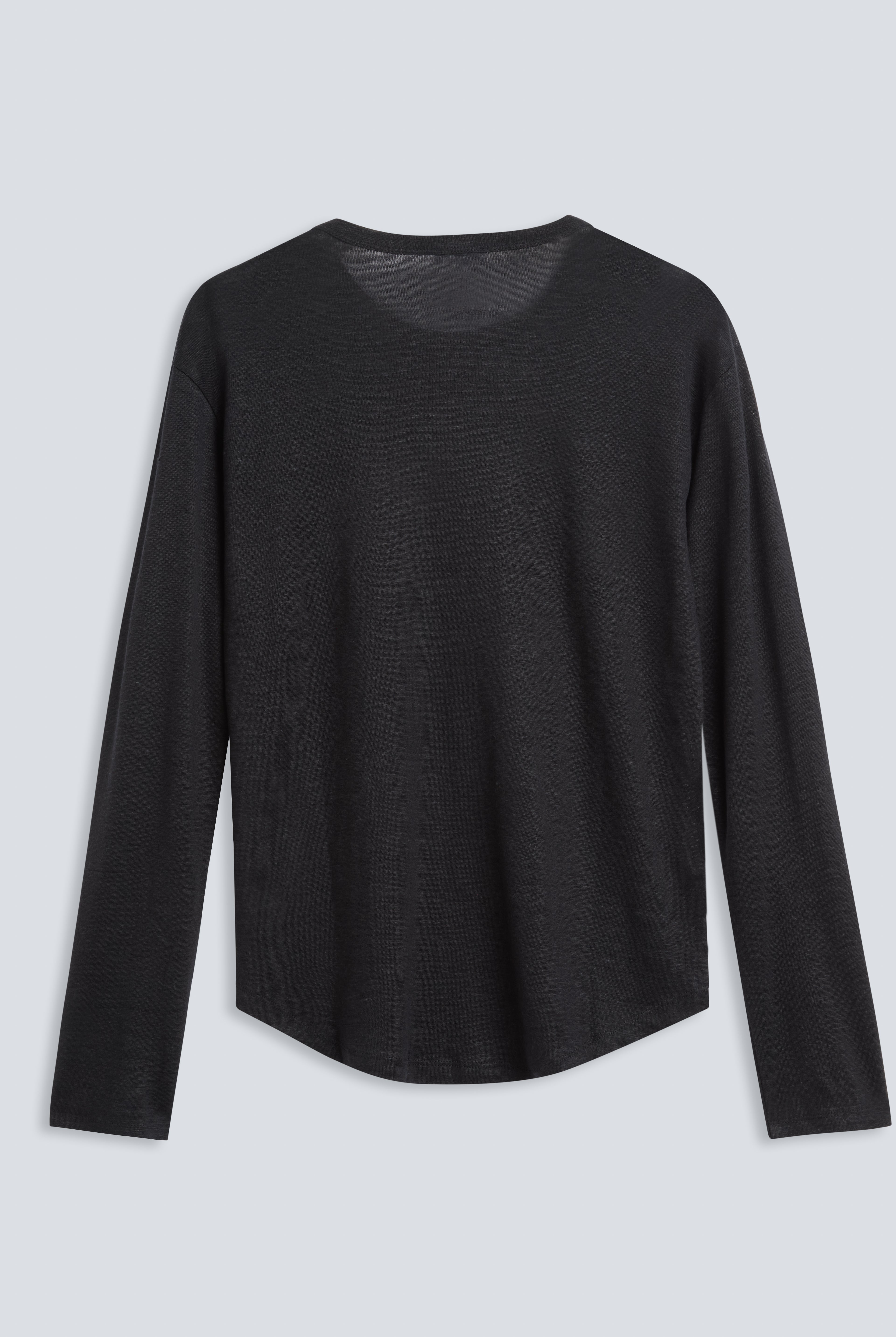 The Reese in Essential Black. 100% linnen, slightly oversized longsleeve. Back view.