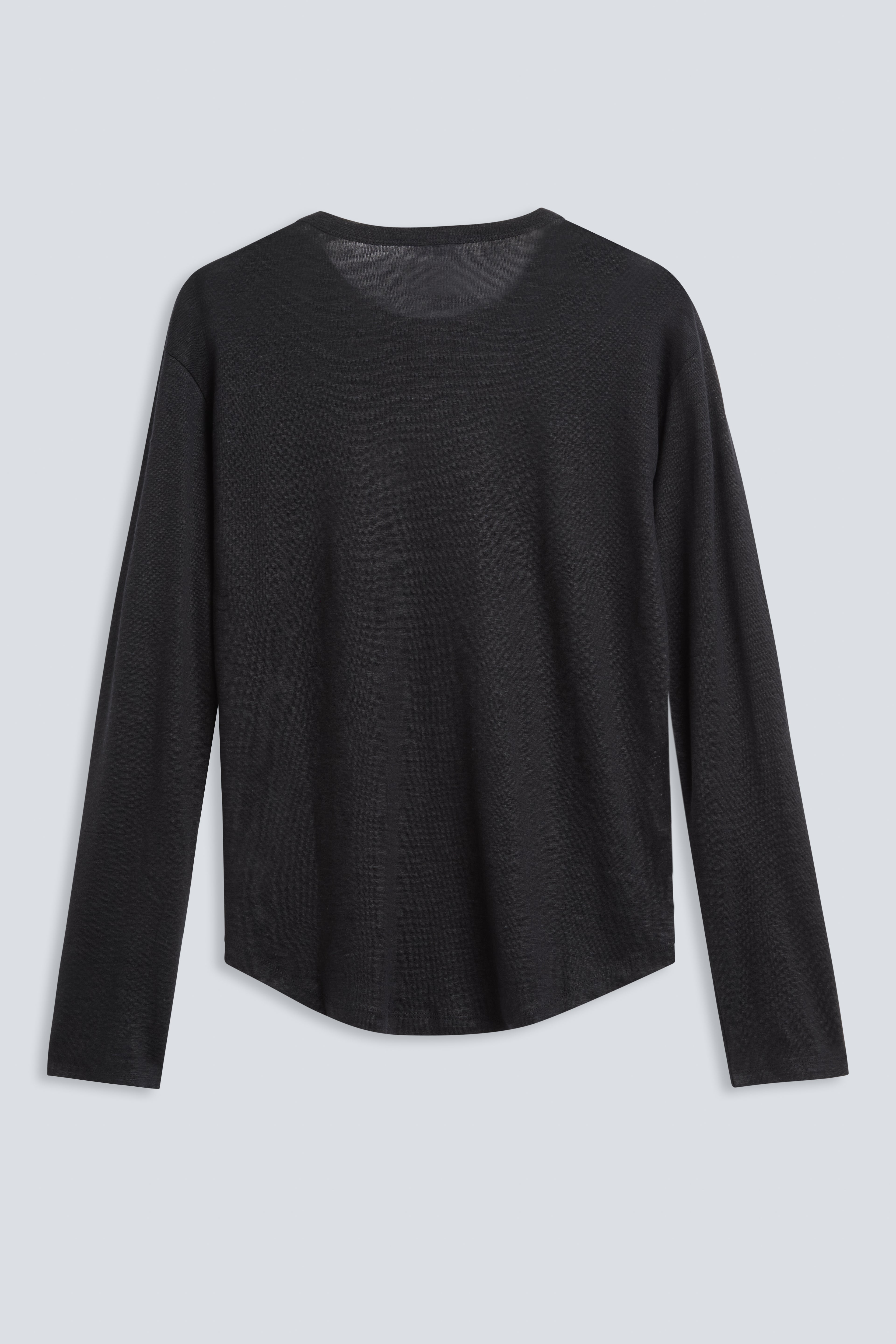 The Reese in Essential Black. 100% linnen, slightly oversized longsleeve. Back view.