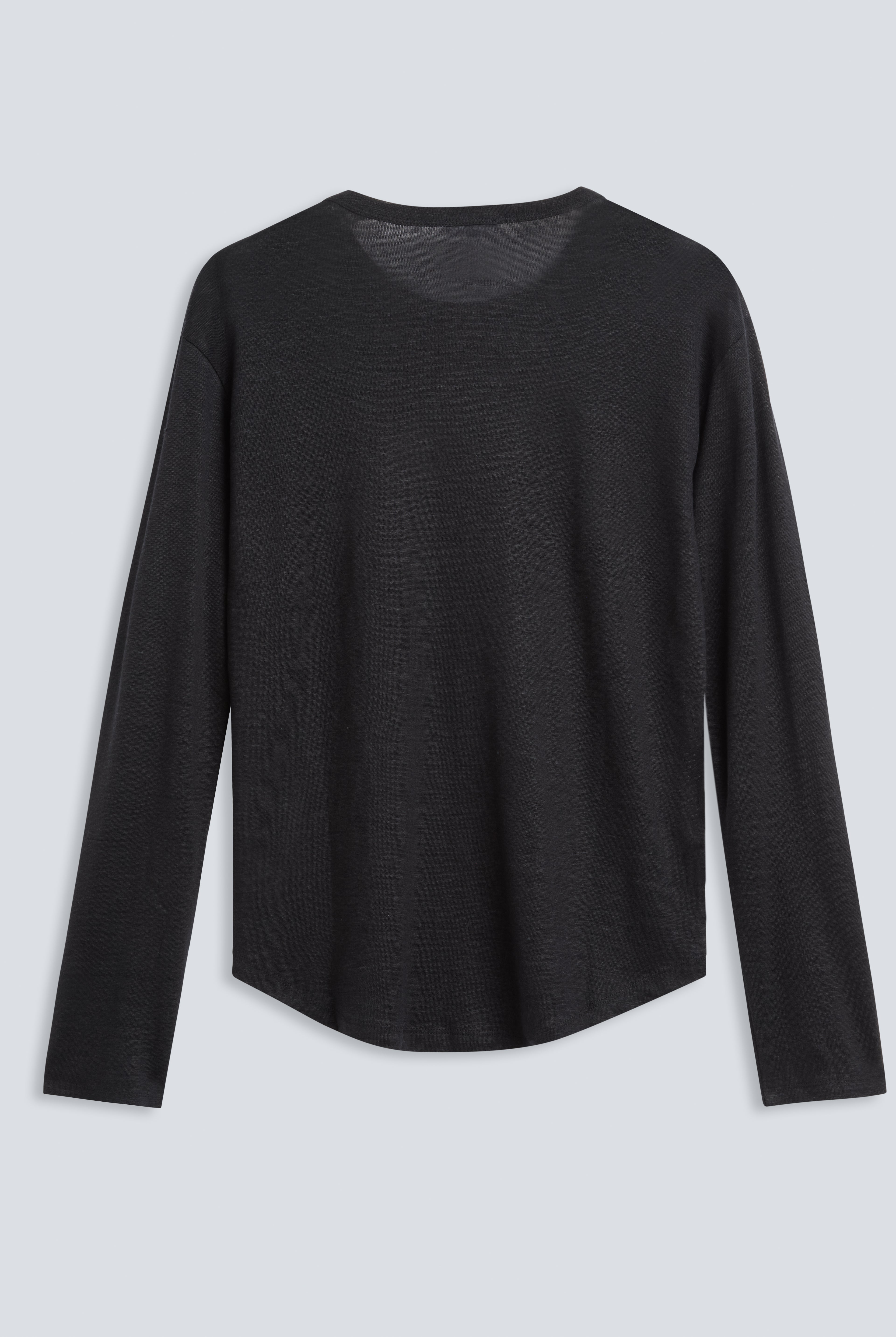 The Reese in Essential Black. 100% linnen, slightly oversized longsleeve. Back view.
