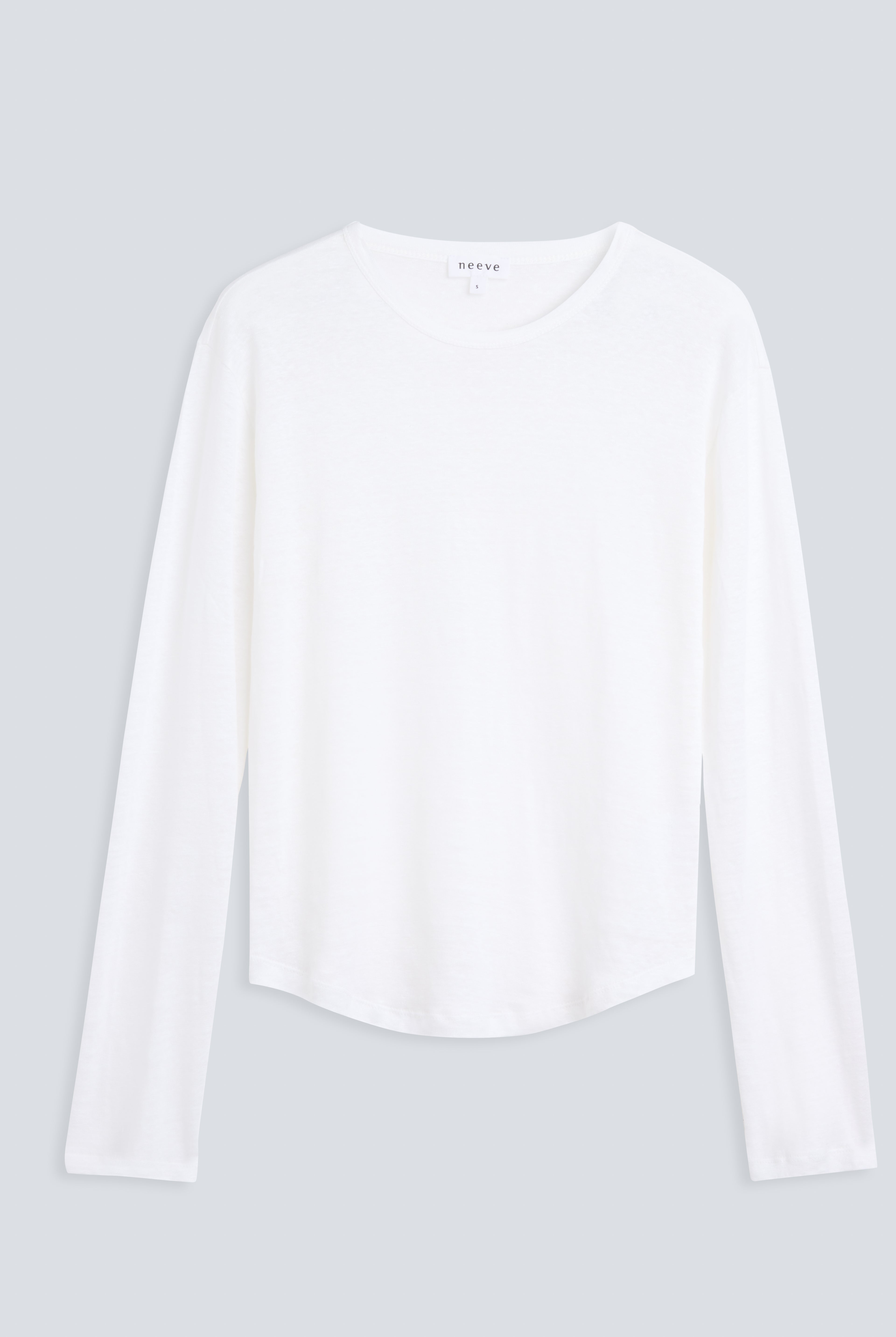 The Reese in Off-White. 100% linnen, slightly oversized longsleeve. Front view.