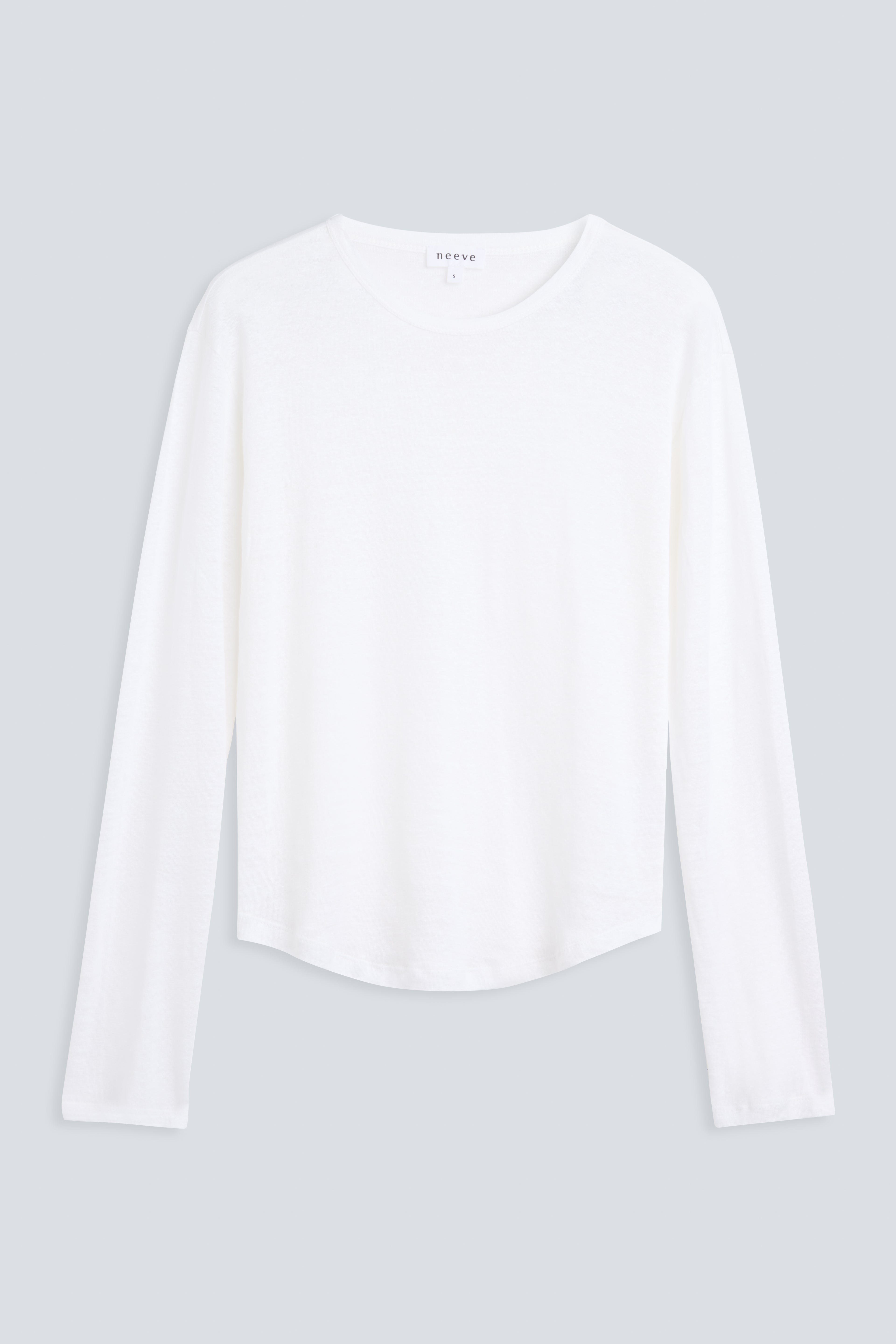 The Reese in Off-White. 100% linnen, slightly oversized longsleeve. Front view.