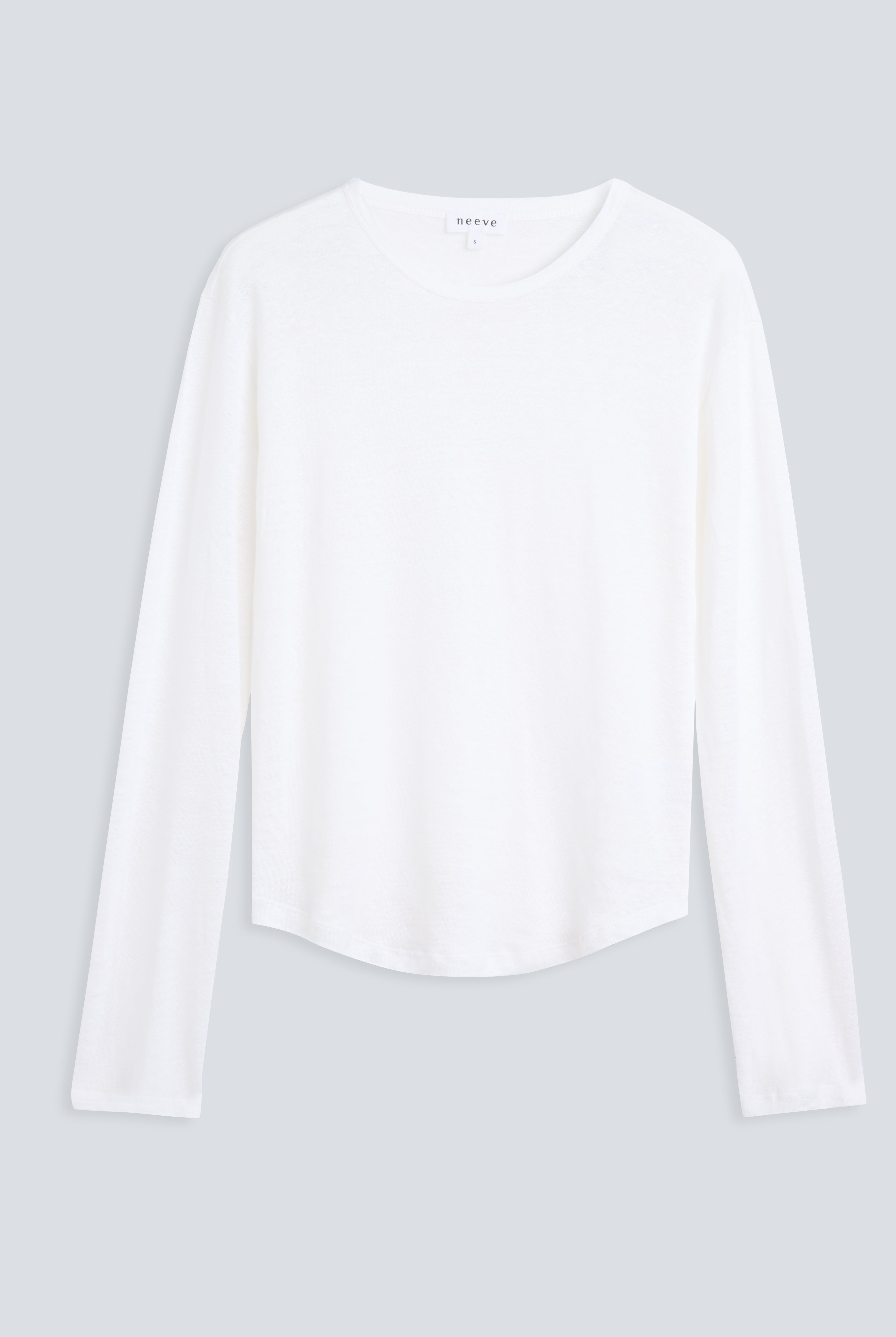 The Reese in Off-White. 100% linnen, slightly oversized longsleeve. Front view.