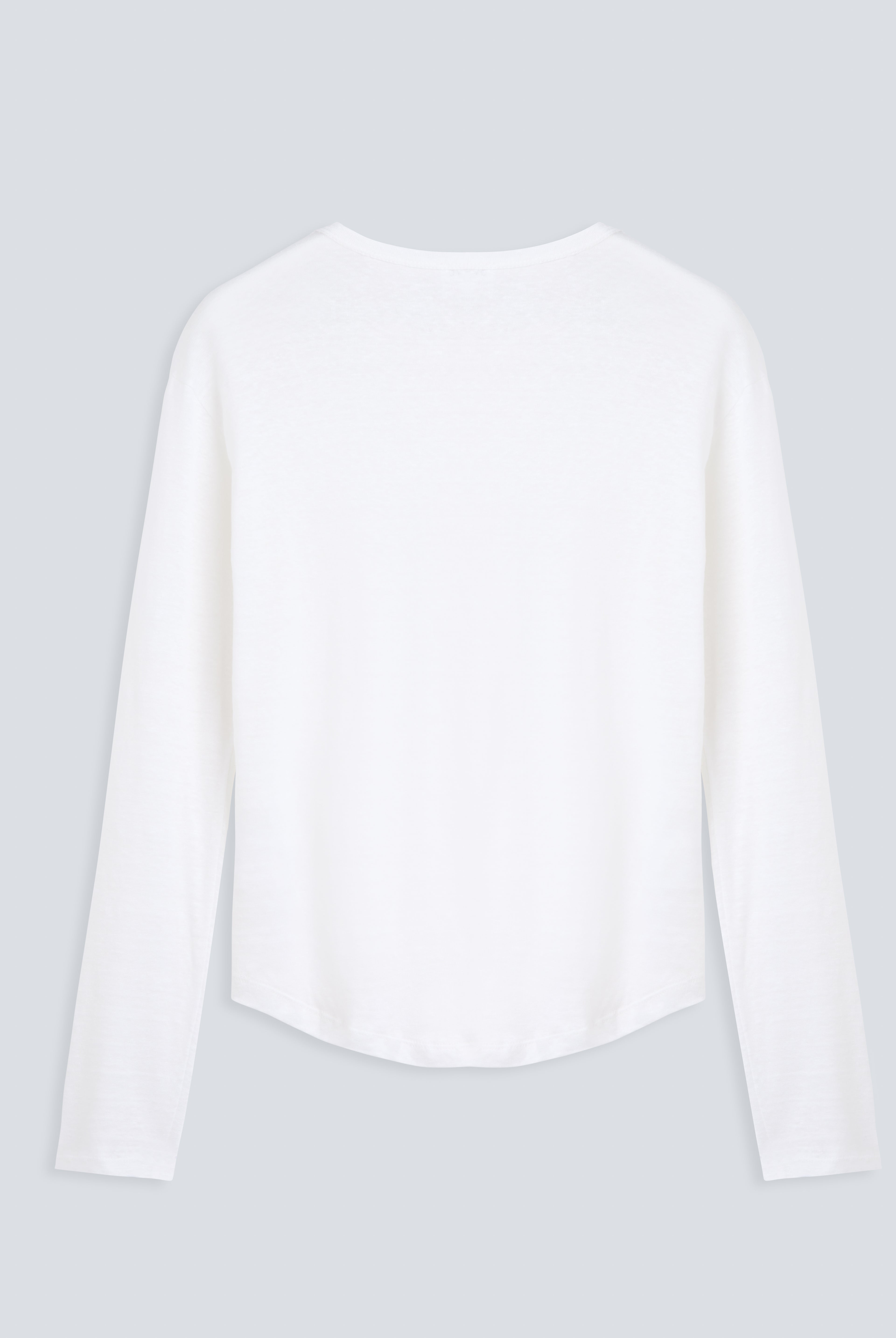 The Reese in Off-White. 100% linnen, slightly oversized longsleeve. Back view.