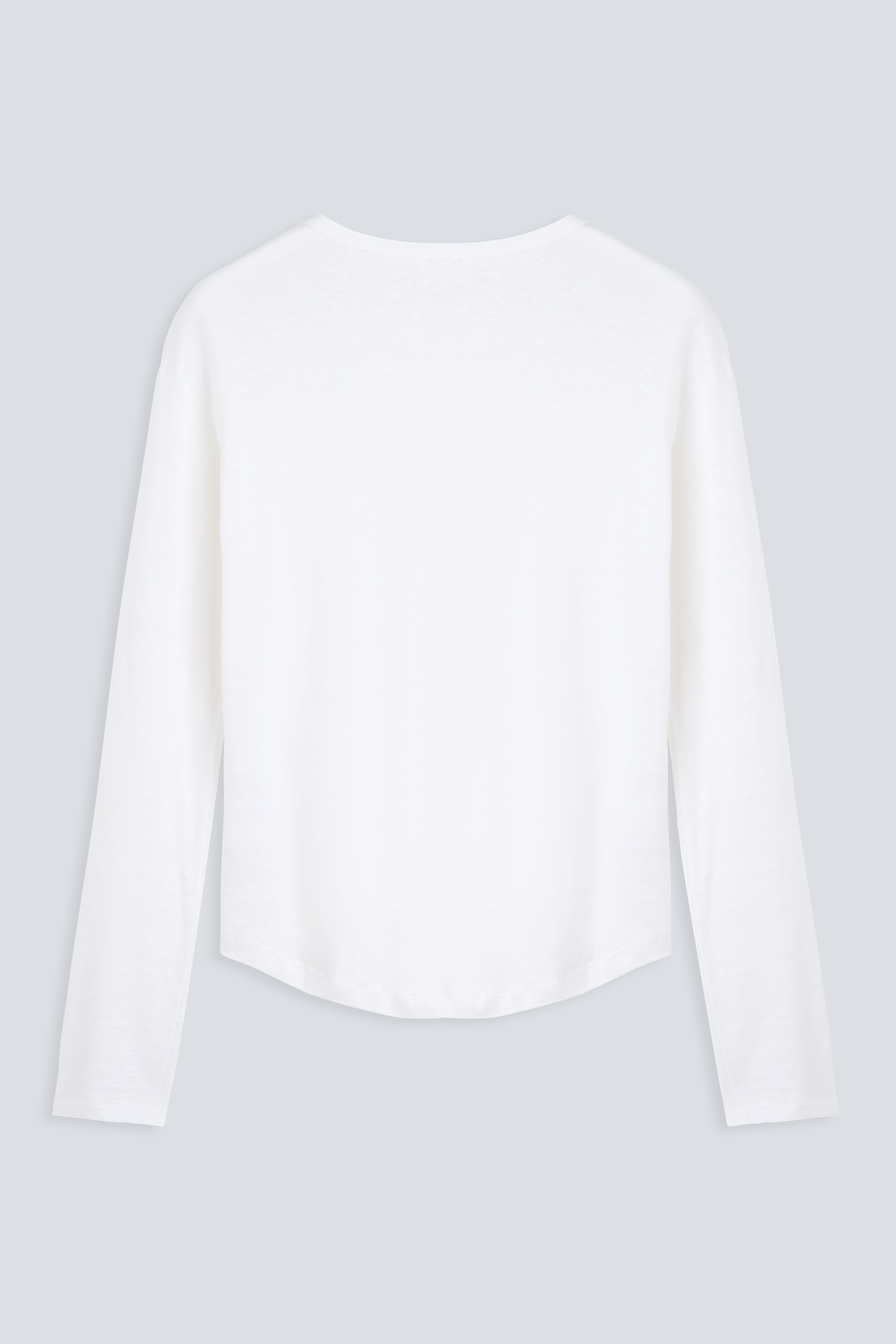 The Reese in Off-White. 100% linnen, slightly oversized longsleeve. Back view.