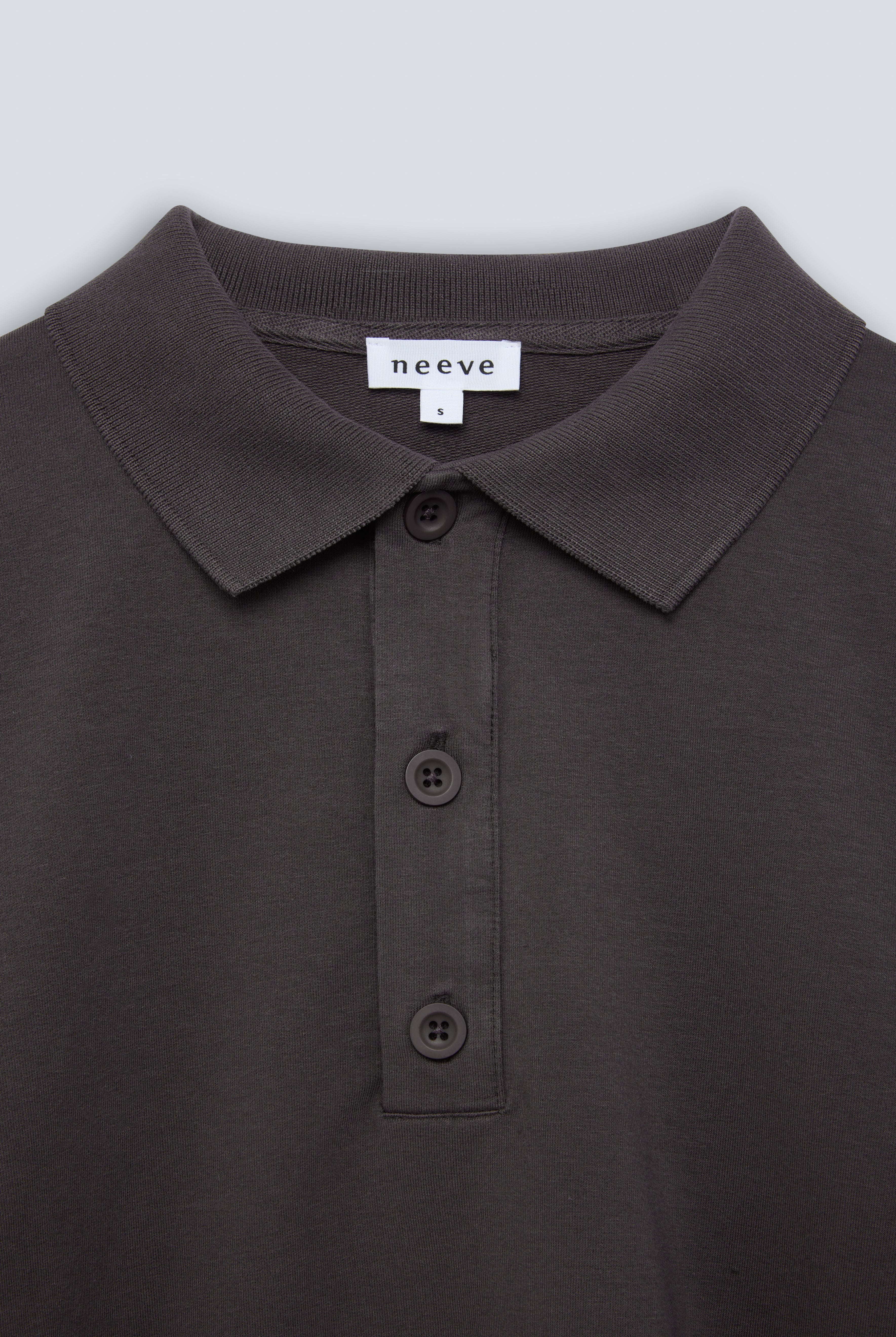 The Remi in Pitch Black. Polo long sleeve and a boxy shape. Made from 100% organic cotton babyfleece. GOTS. Collar detail.