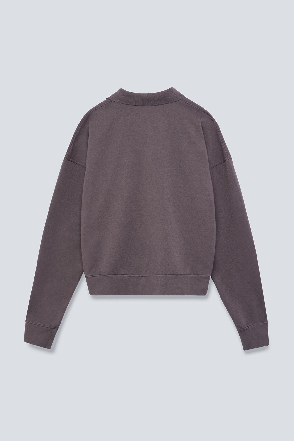 The Remi in Plum. Polo met lange mouwen en boxy pasvorm. Babyfleece van 100% biologisch katoen. Achterkant.