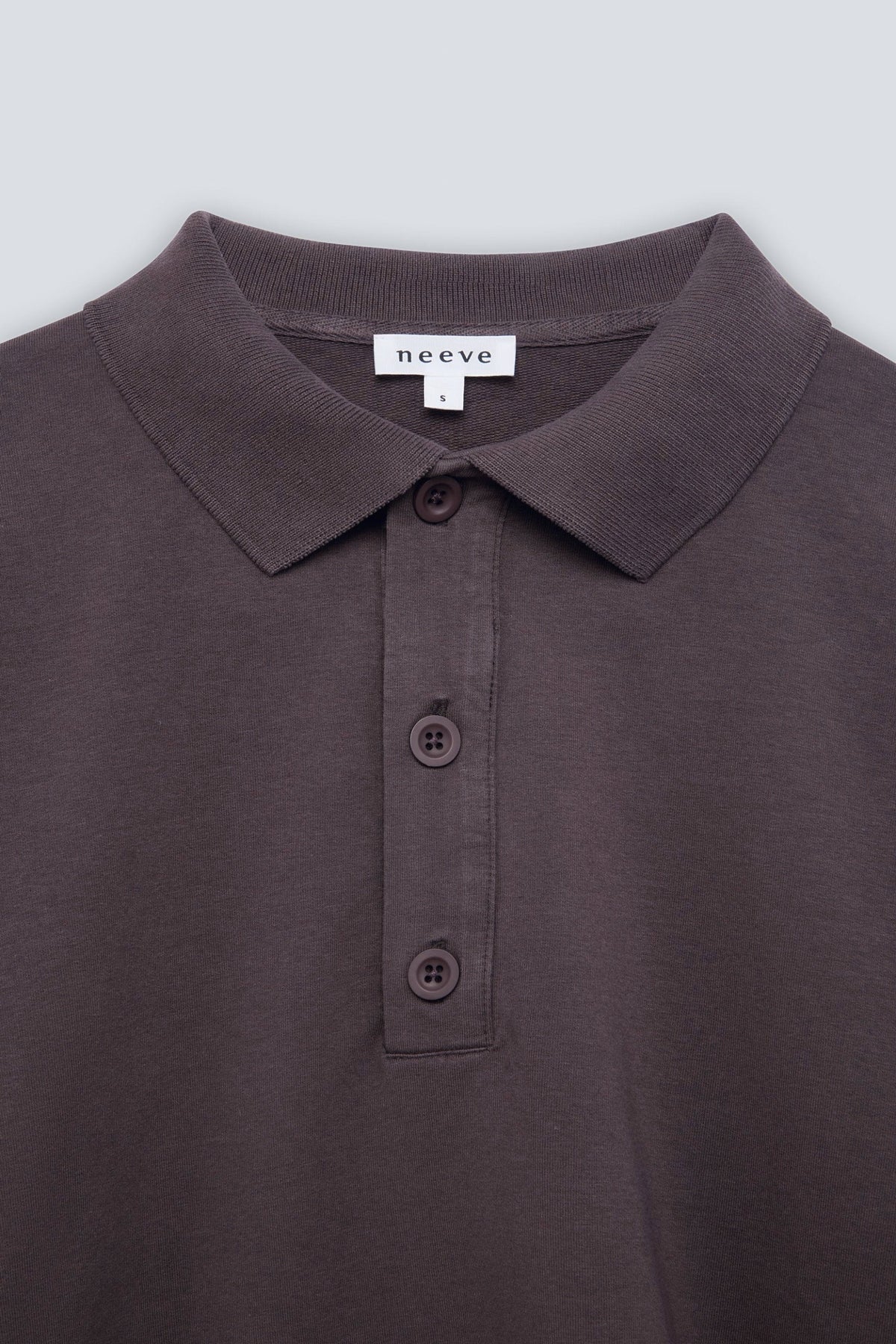 The Remi in Plum. Polo met lange mouwen en boxy pasvorm. Babyfleece van 100% biologisch katoen. Detail van de kraag.